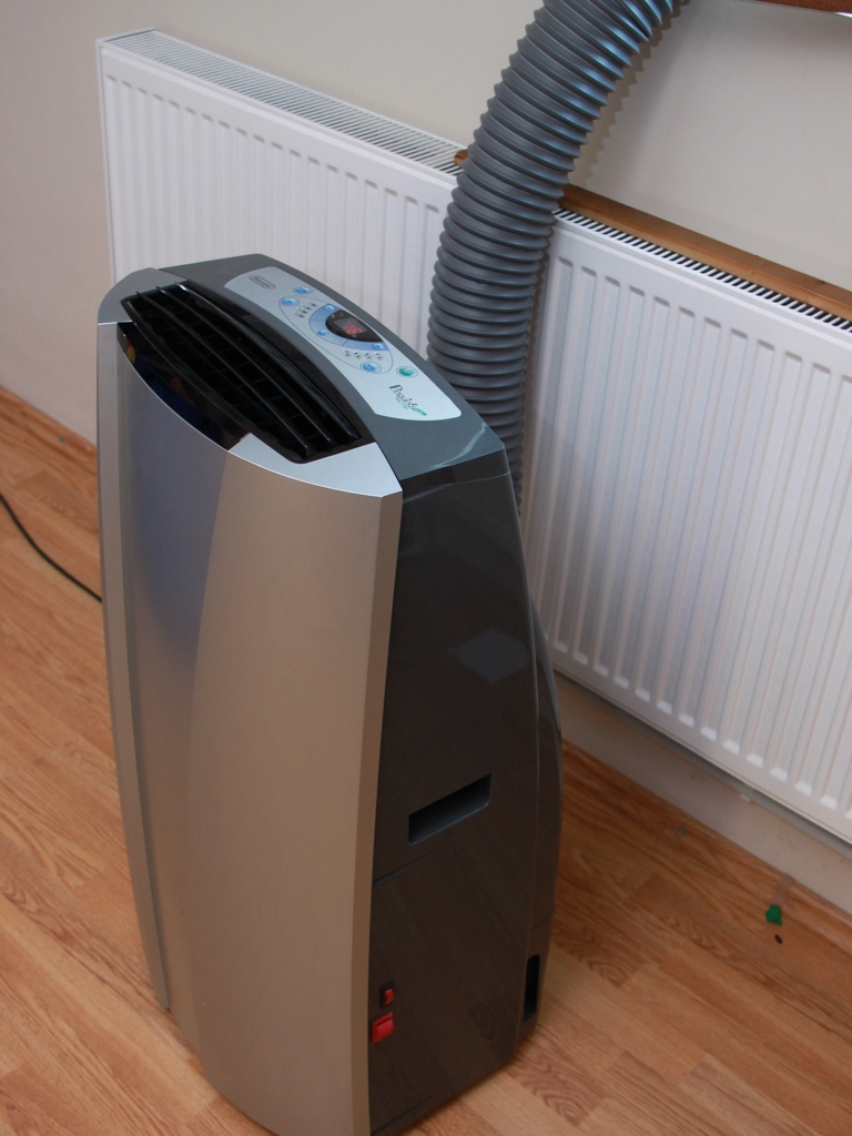 Aire acondicionado portátil con tubo para comparar con un equipo inverter