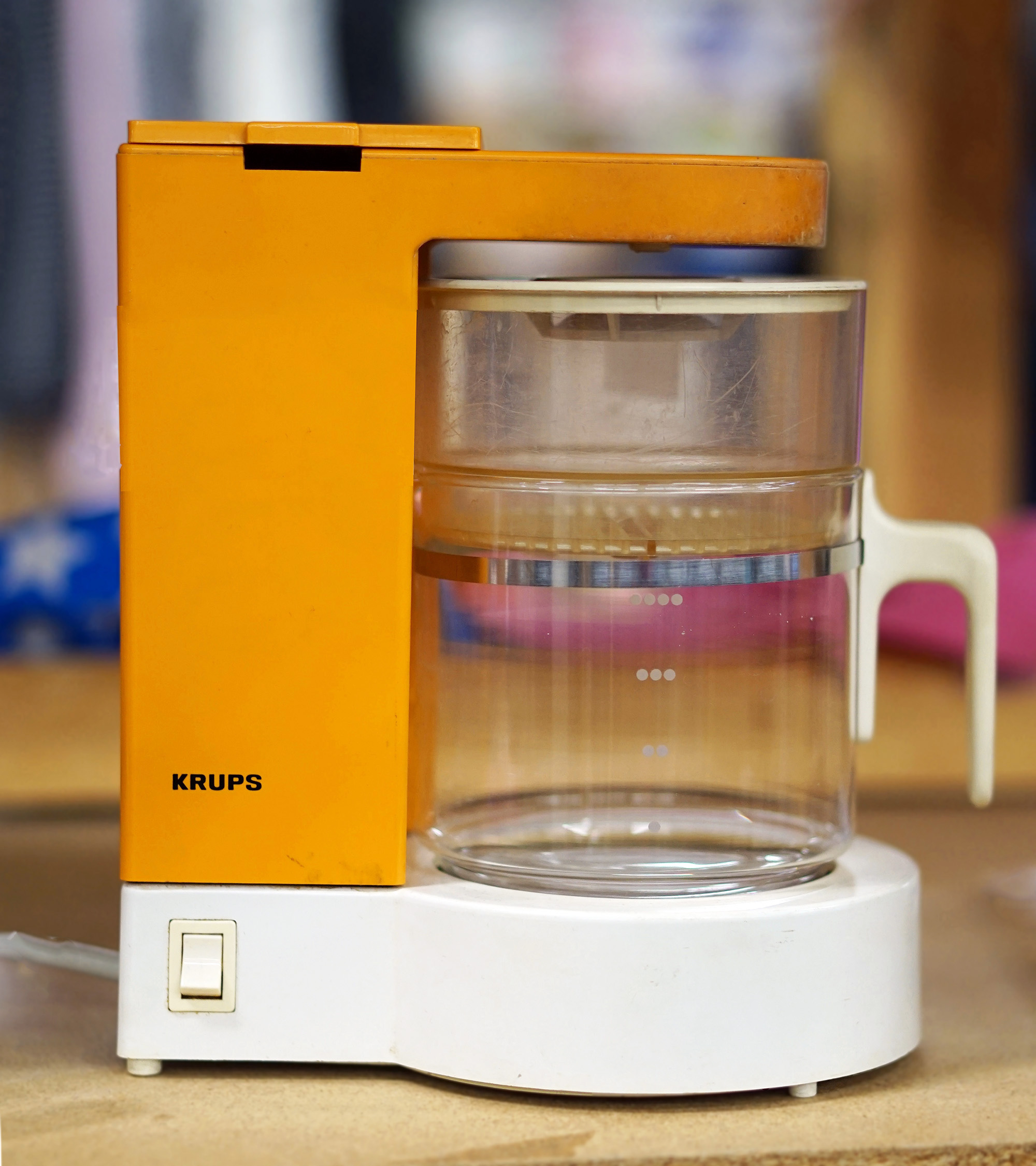 Cafetera eléctrica de cocina para calcular consumo al preparar café