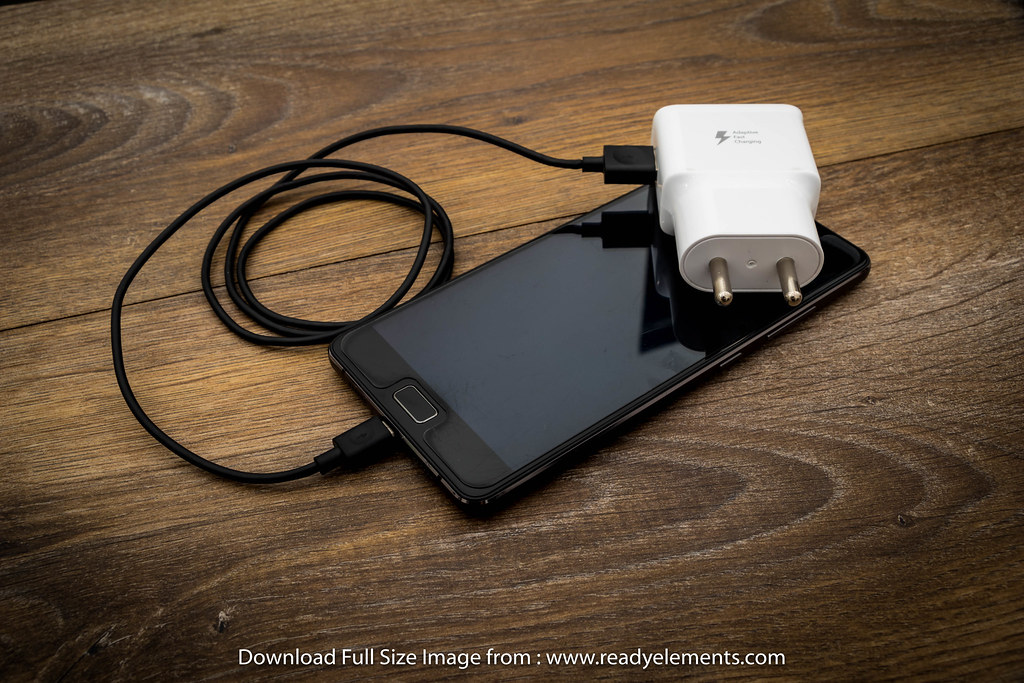Cargador de móvil con cable para explicar consumo en standby