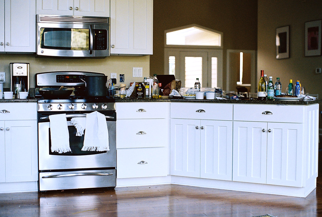 Cocina con horno y electrodomésticos para ahorrar luz al cocinar en casa
