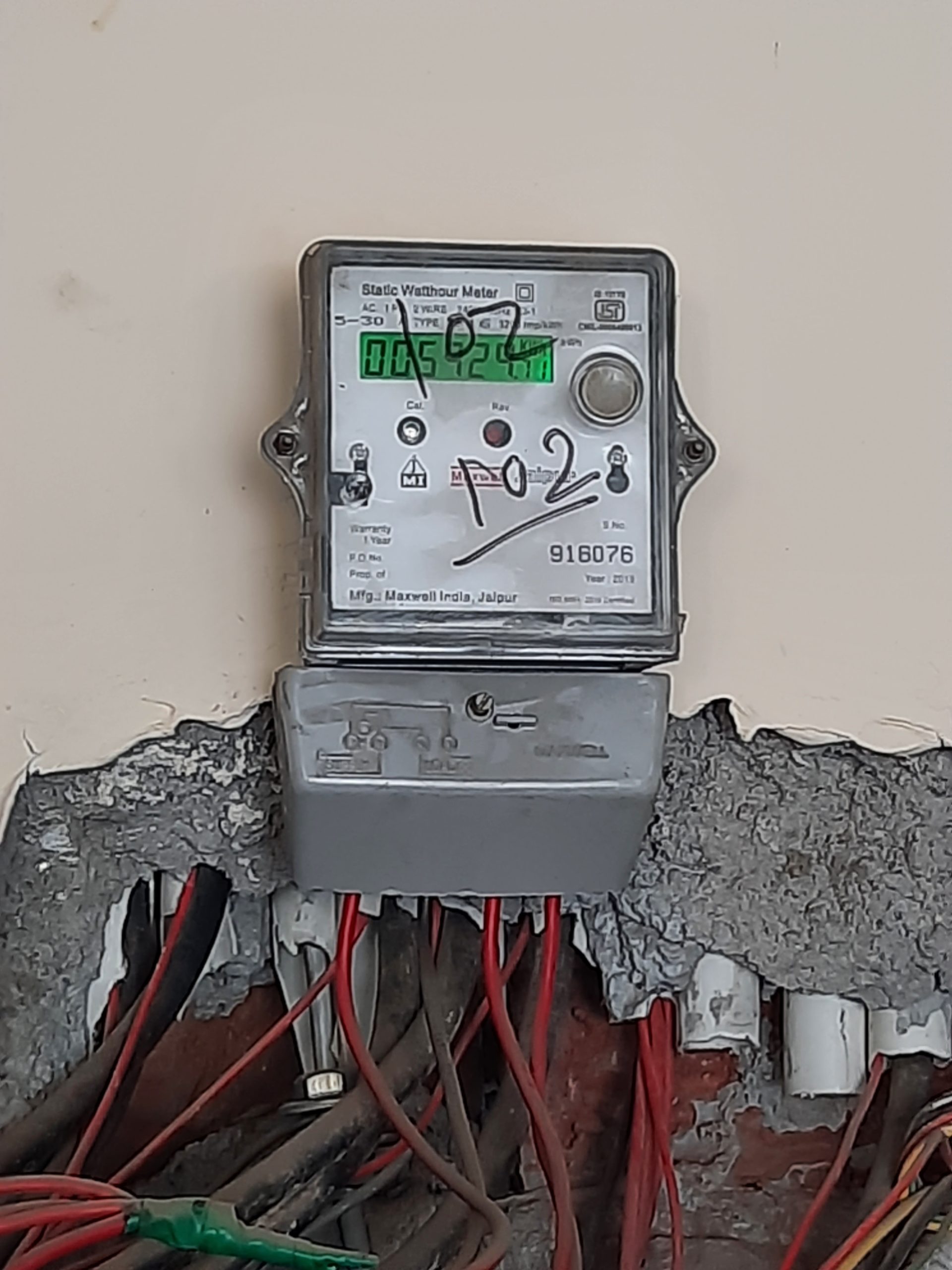 Contador eléctrico para revisar potencia contratada y consumo de la vivienda