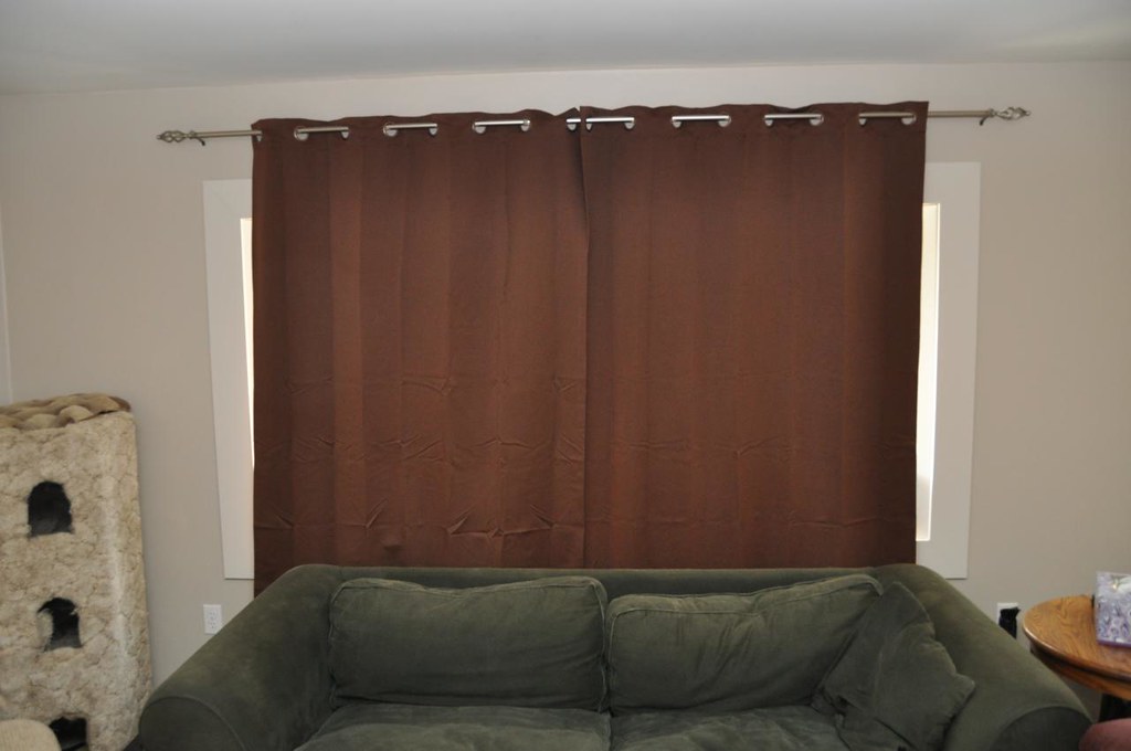 Cortinas cerradas en una ventana para mejorar el aislamiento térmico