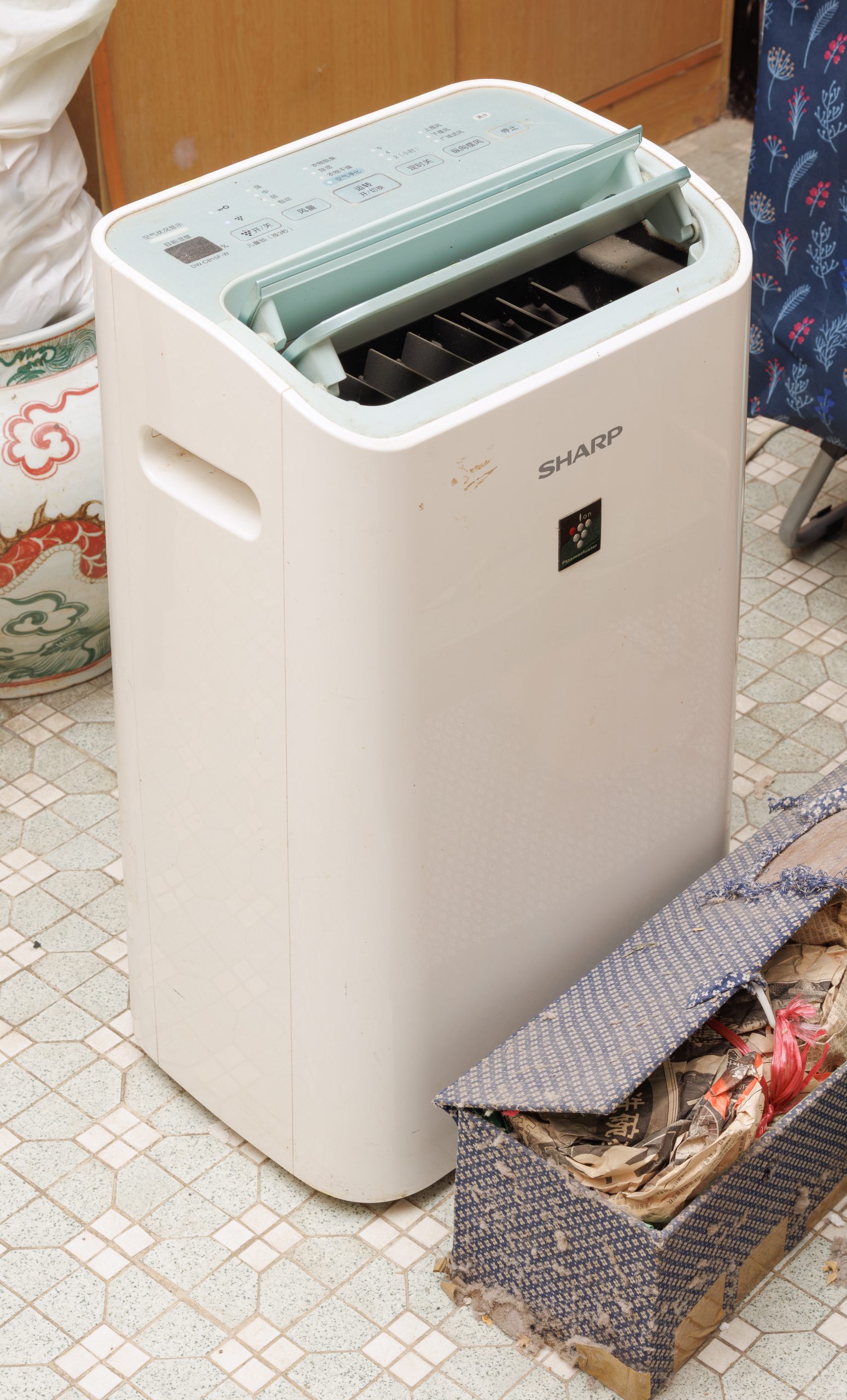 Deshumidificador doméstico para reducir humedad y calcular su consumo eléctrico