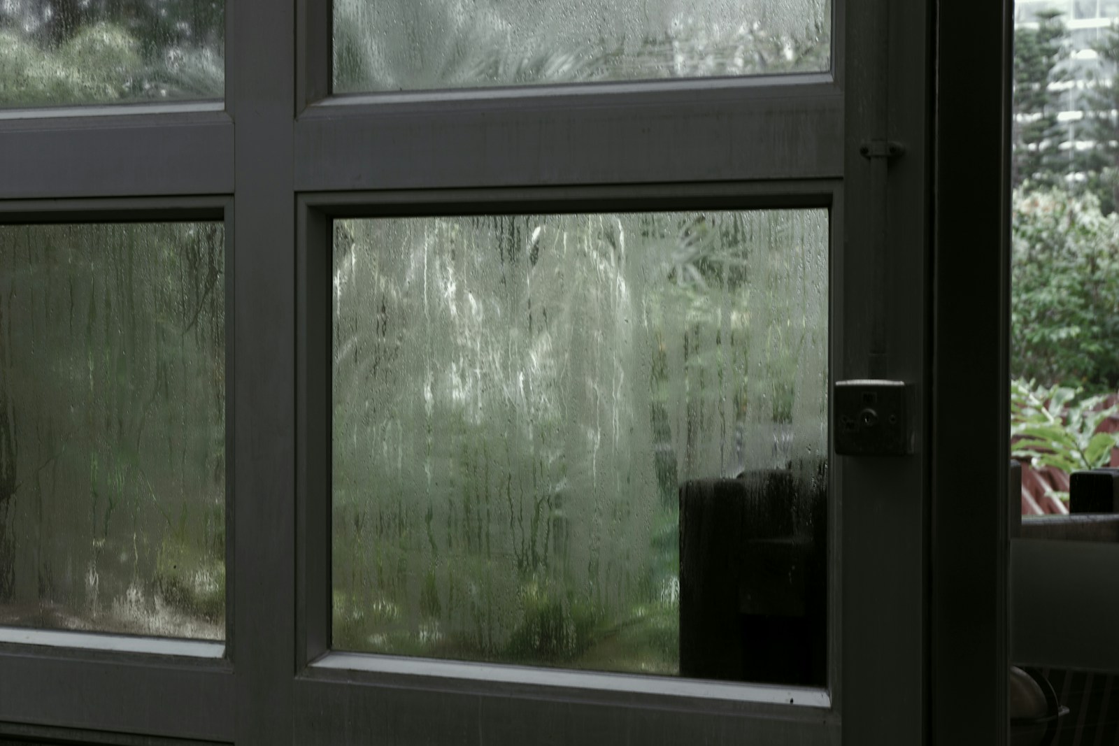 Ventana con condensación por humedad en el interior de una vivienda