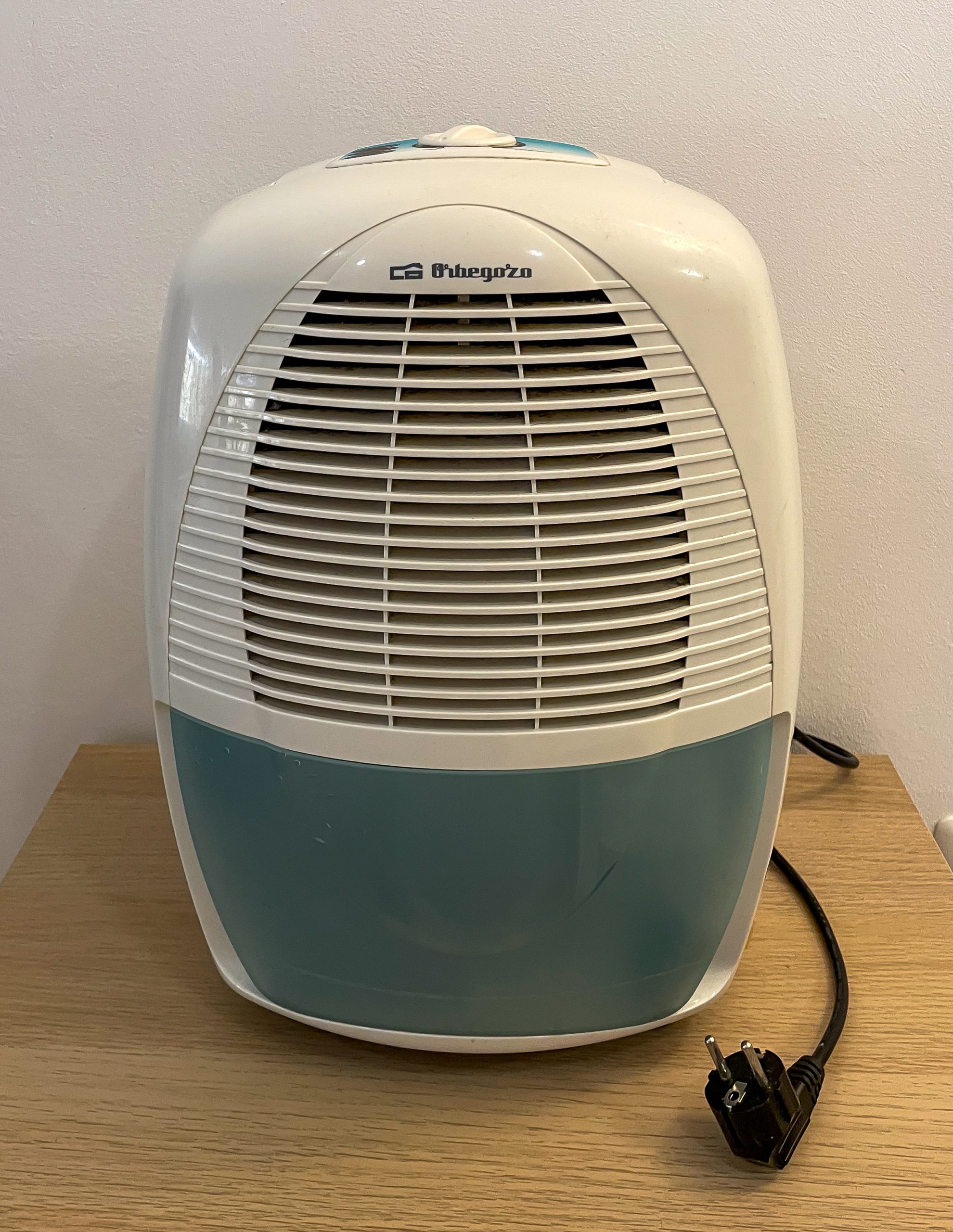 Deshumidificador eléctrico en una habitación para controlar humedad en casa