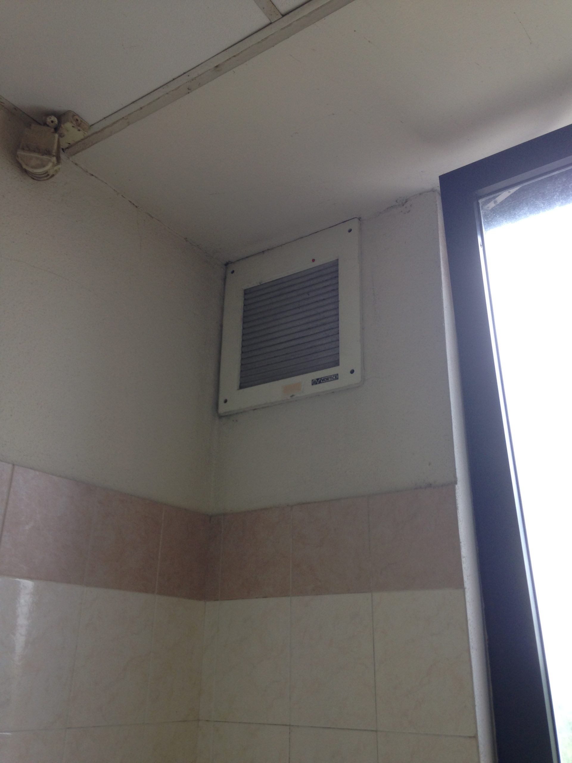Extractor de baño en pared para calcular consumo y controlar humedad