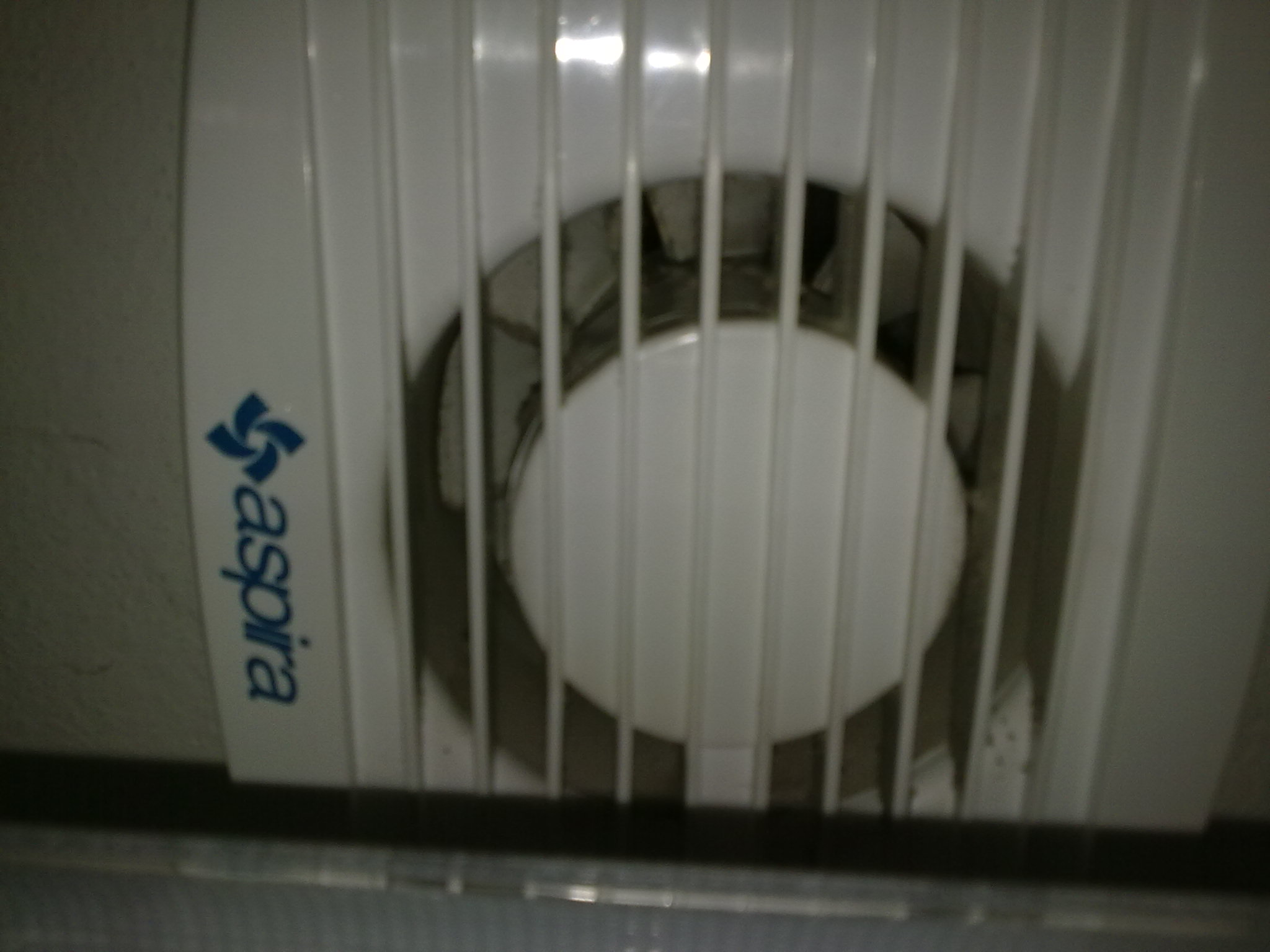 Extractor de baño en techo para reducir humedad y condensación