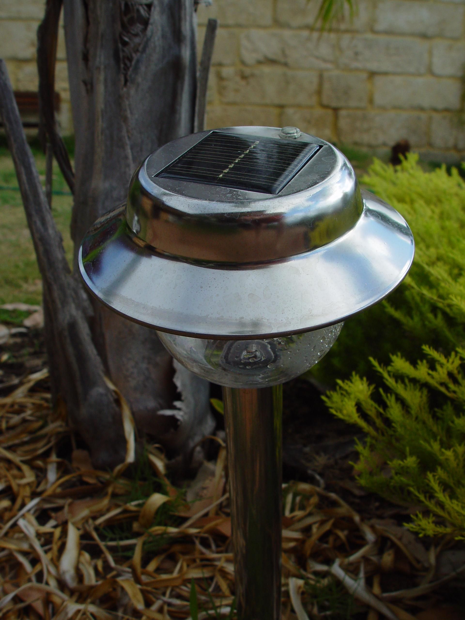 Luz solar de jardín para iluminar una terraza o zona exterior sin enchufe