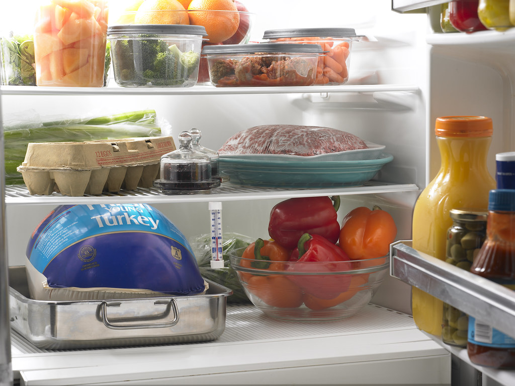 Nevera en una cocina doméstica para hablar de consumo y mantenimiento