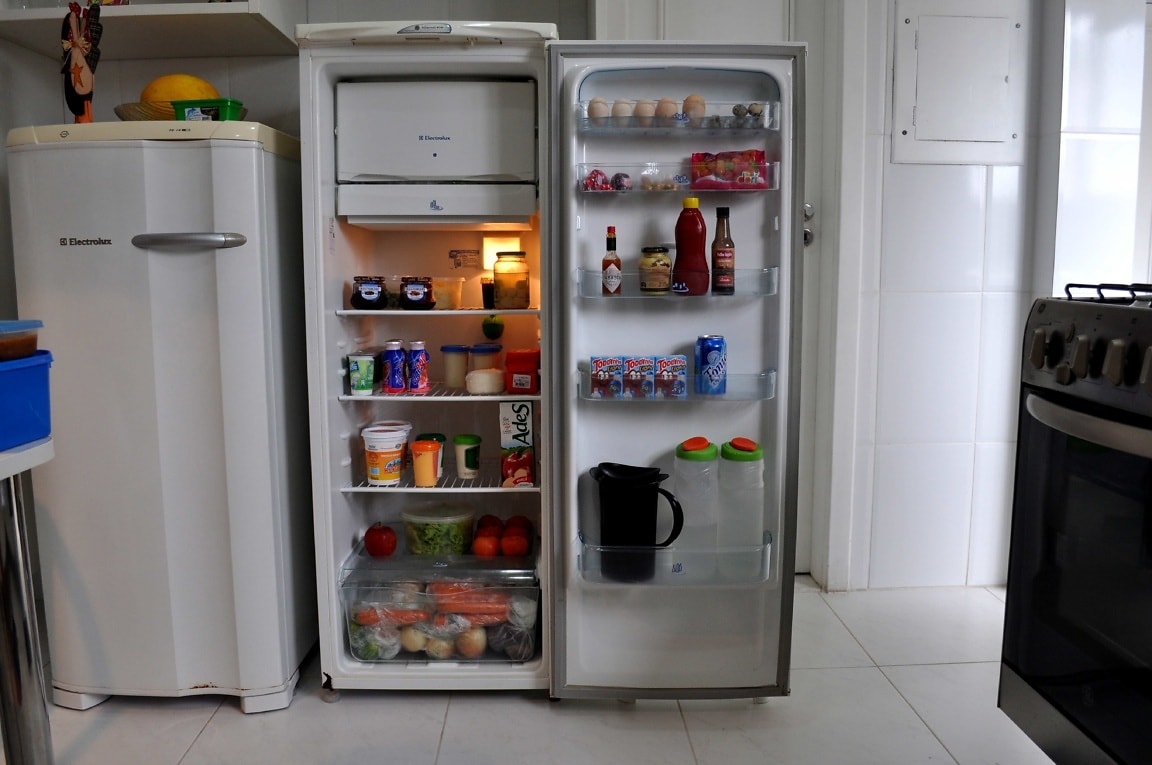 Nevera moderna en una cocina para explicar cuándo merece la pena un frigorífico inverter