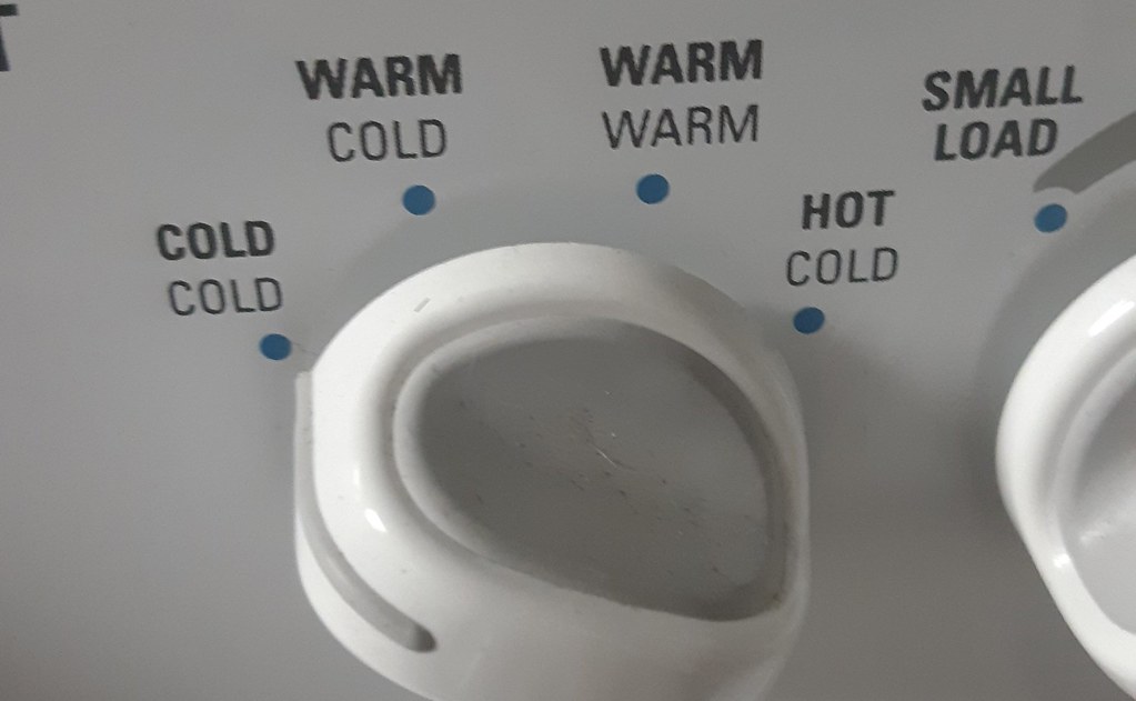Panel de control de una lavadora para ajustar programas de lavado y consumo