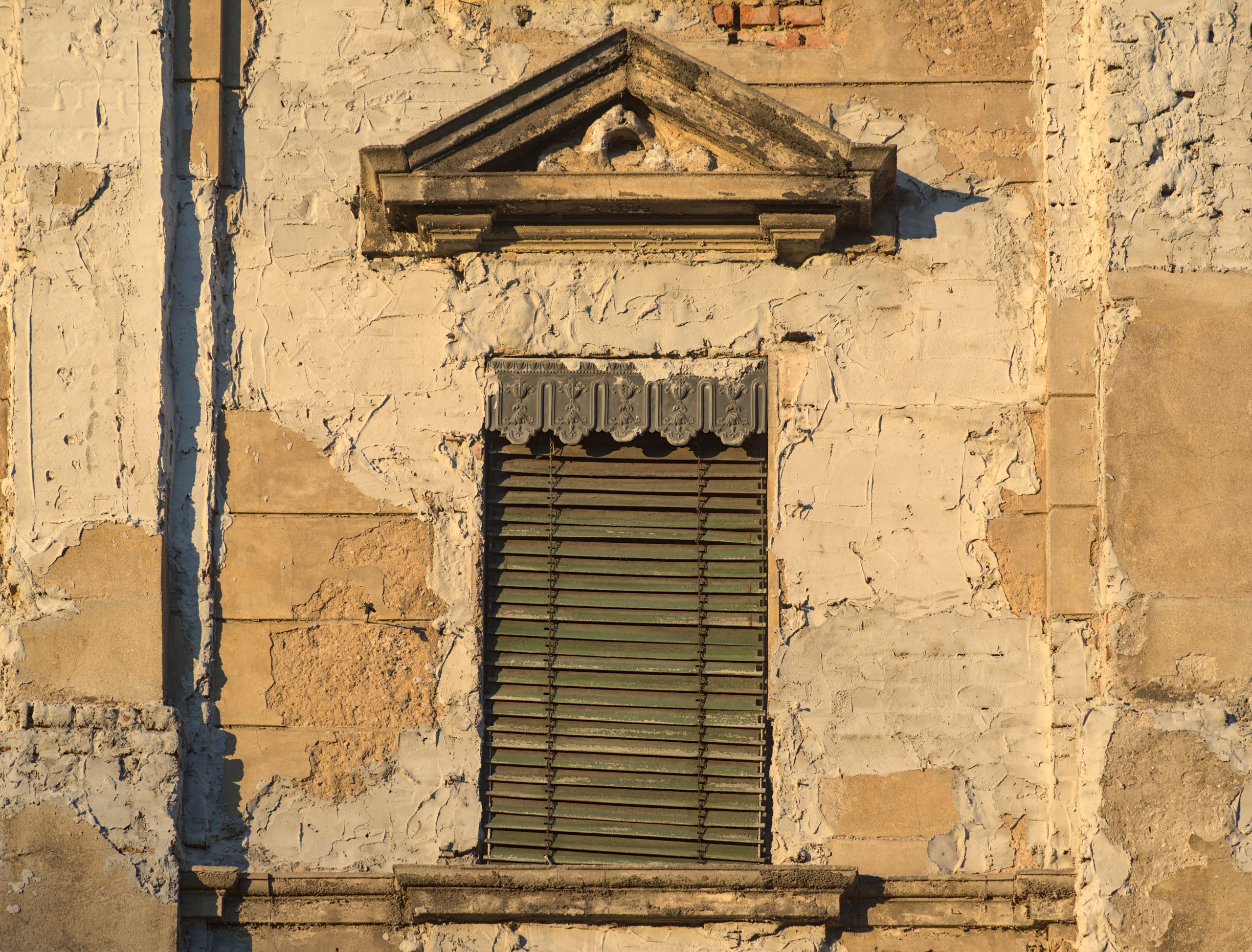 Persiana exterior en una ventana para controlar sol y temperatura interior