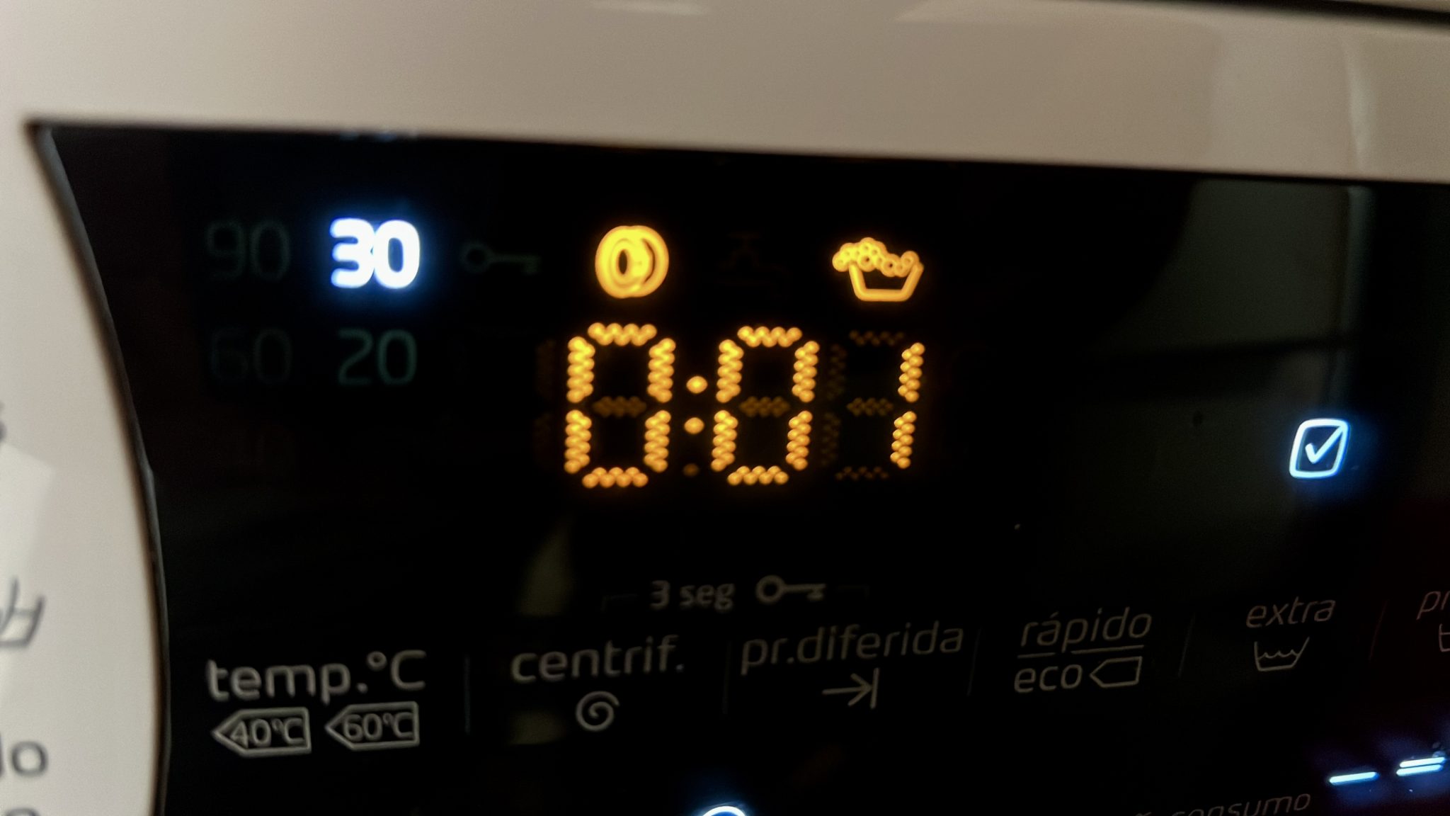 Panel digital de lavadora para explicar cuándo usar el programa eco