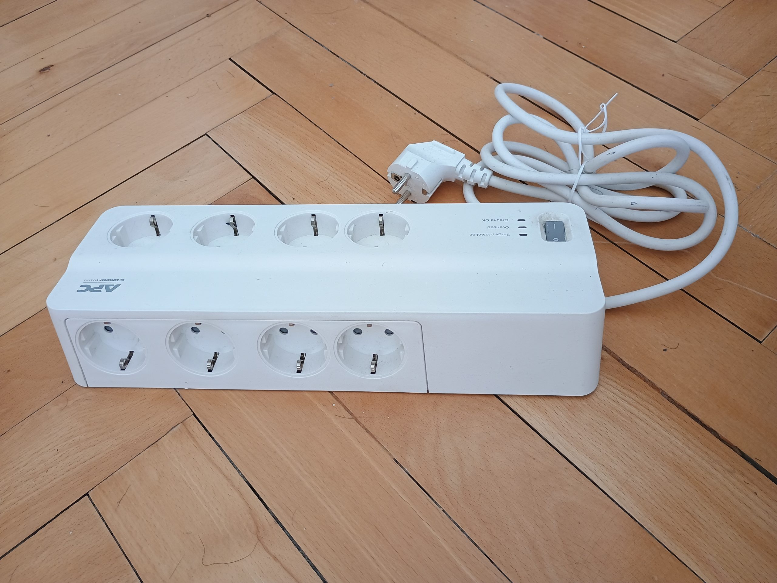 Regleta eléctrica con interruptor para cortar el consumo de varios aparatos