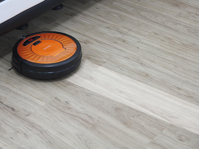 Robot aspirador con función de mopa para limpiar suelos