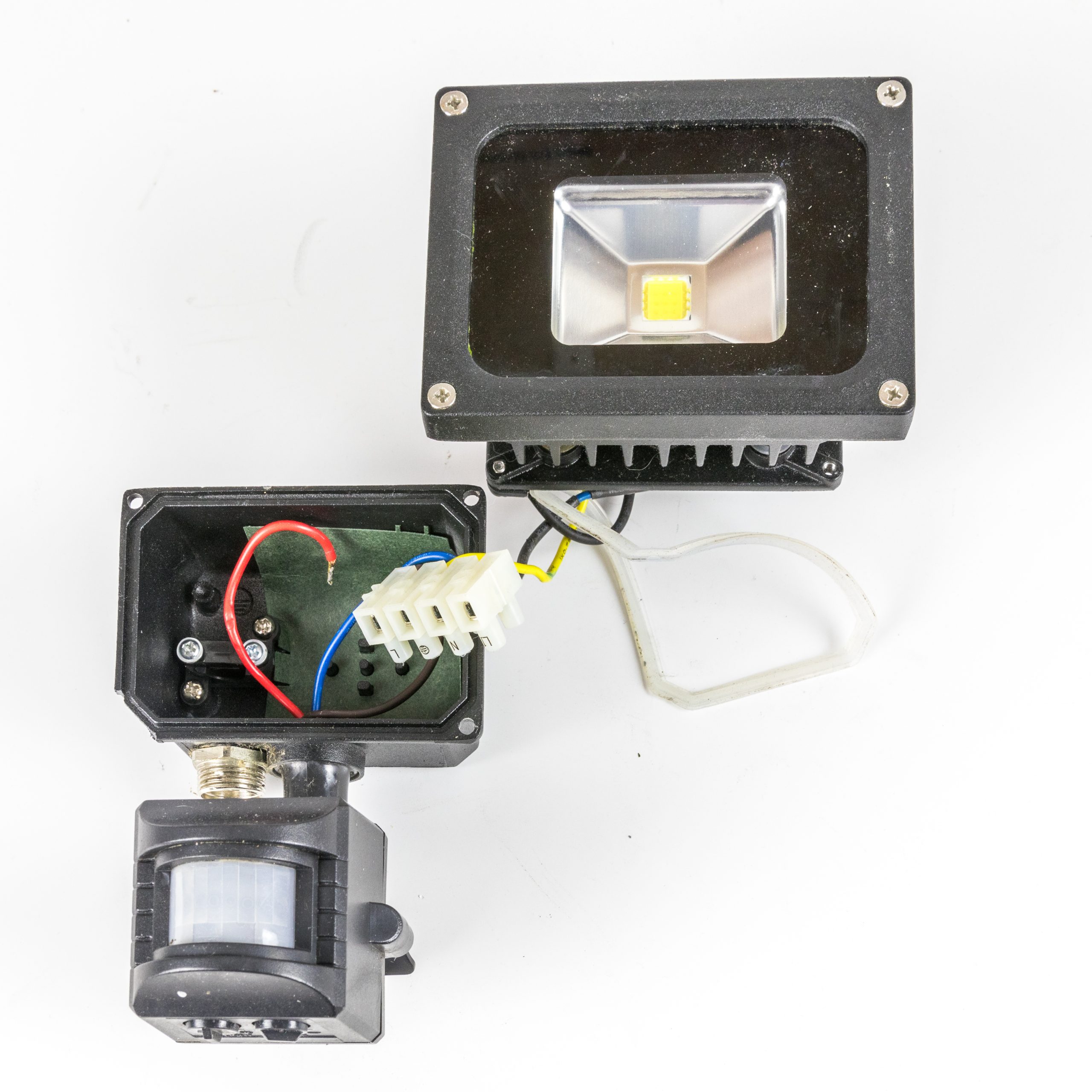 Sensor de movimiento con foco LED para automatizar luces y ahorrar energía