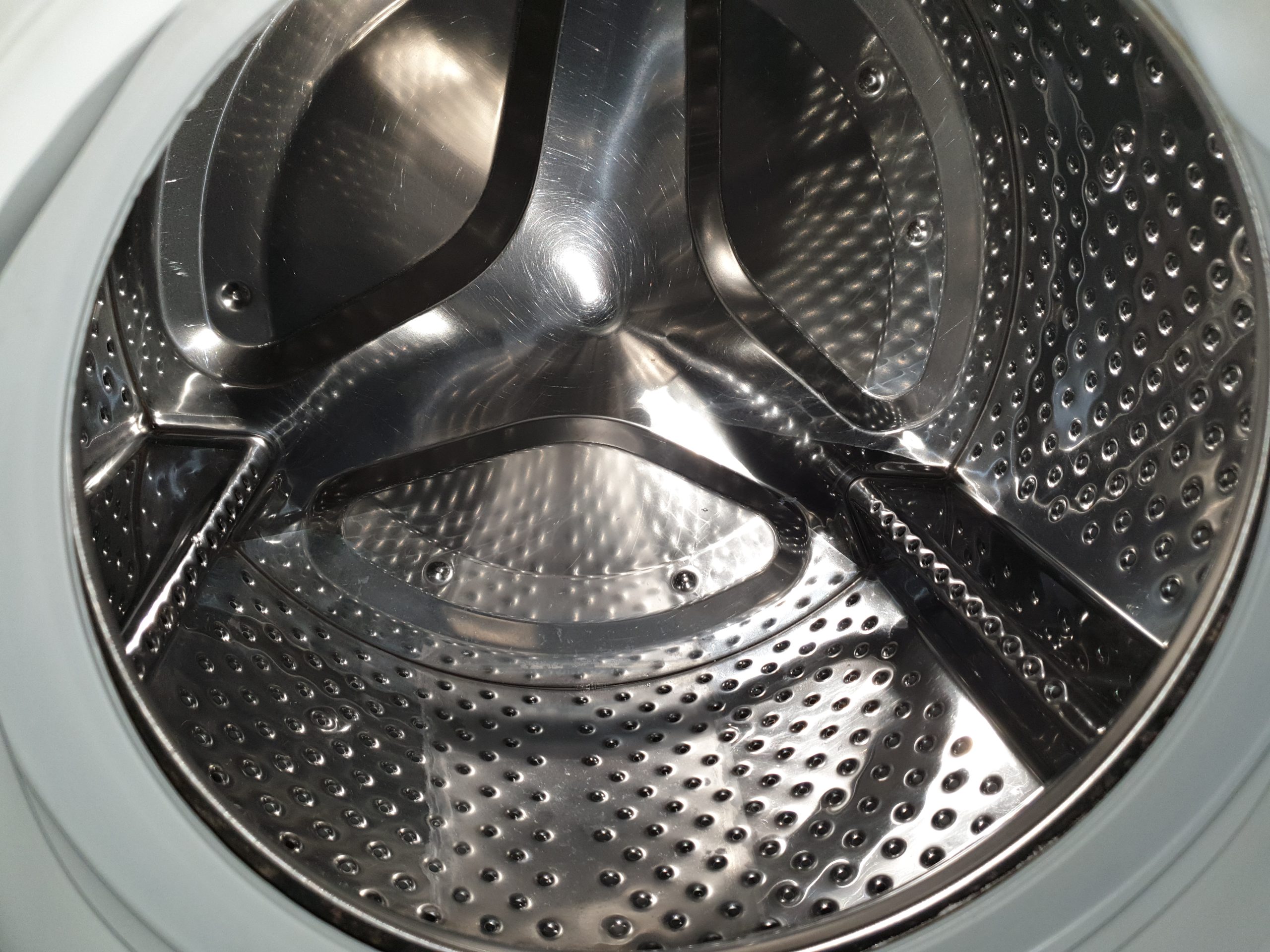 Interior del tambor de una lavadora para hablar de limpieza y malos olores