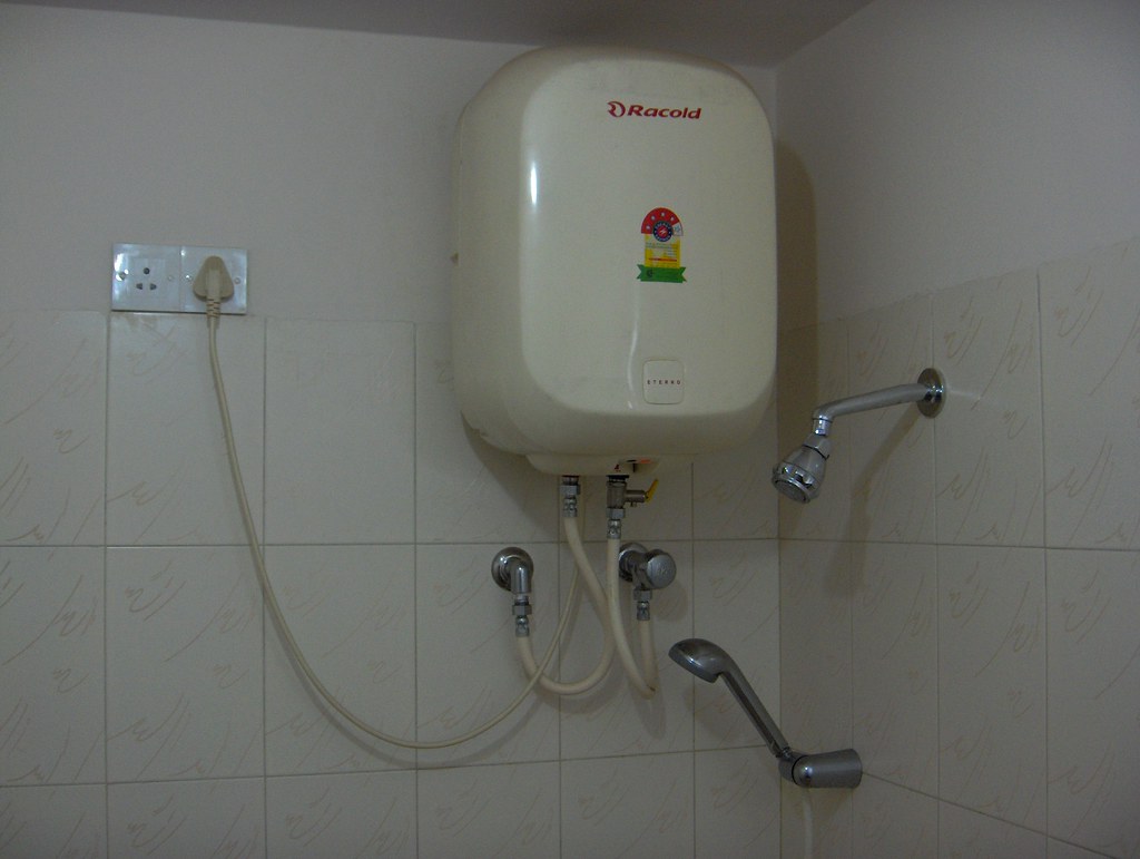 Termo eléctrico instalado en baño para decidir si apagarlo o dejarlo encendido