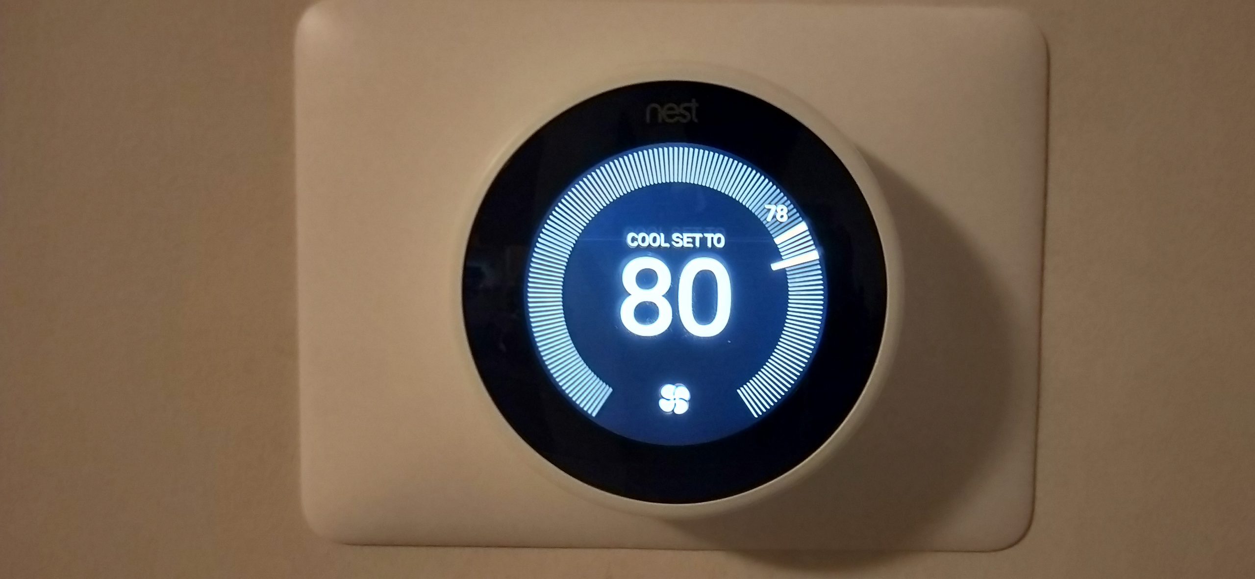 Termostato inteligente instalado en pared para comparar con un cronotermostato