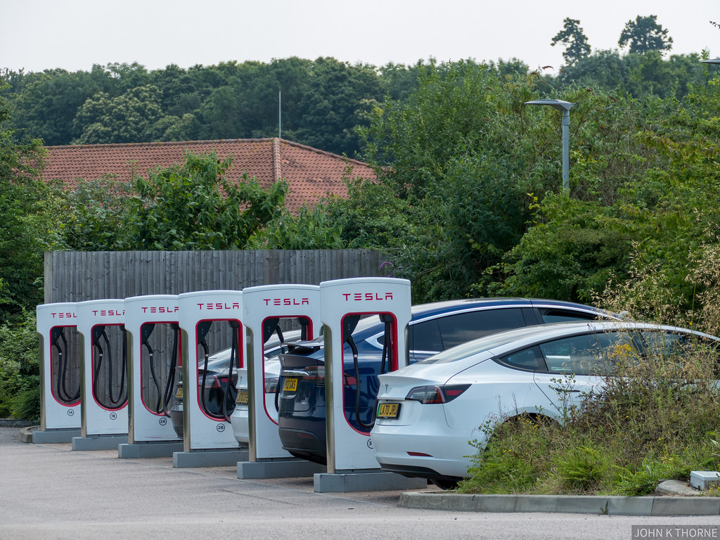 Estación de carga Tesla para calcular consumo eléctrico de cargar un coche