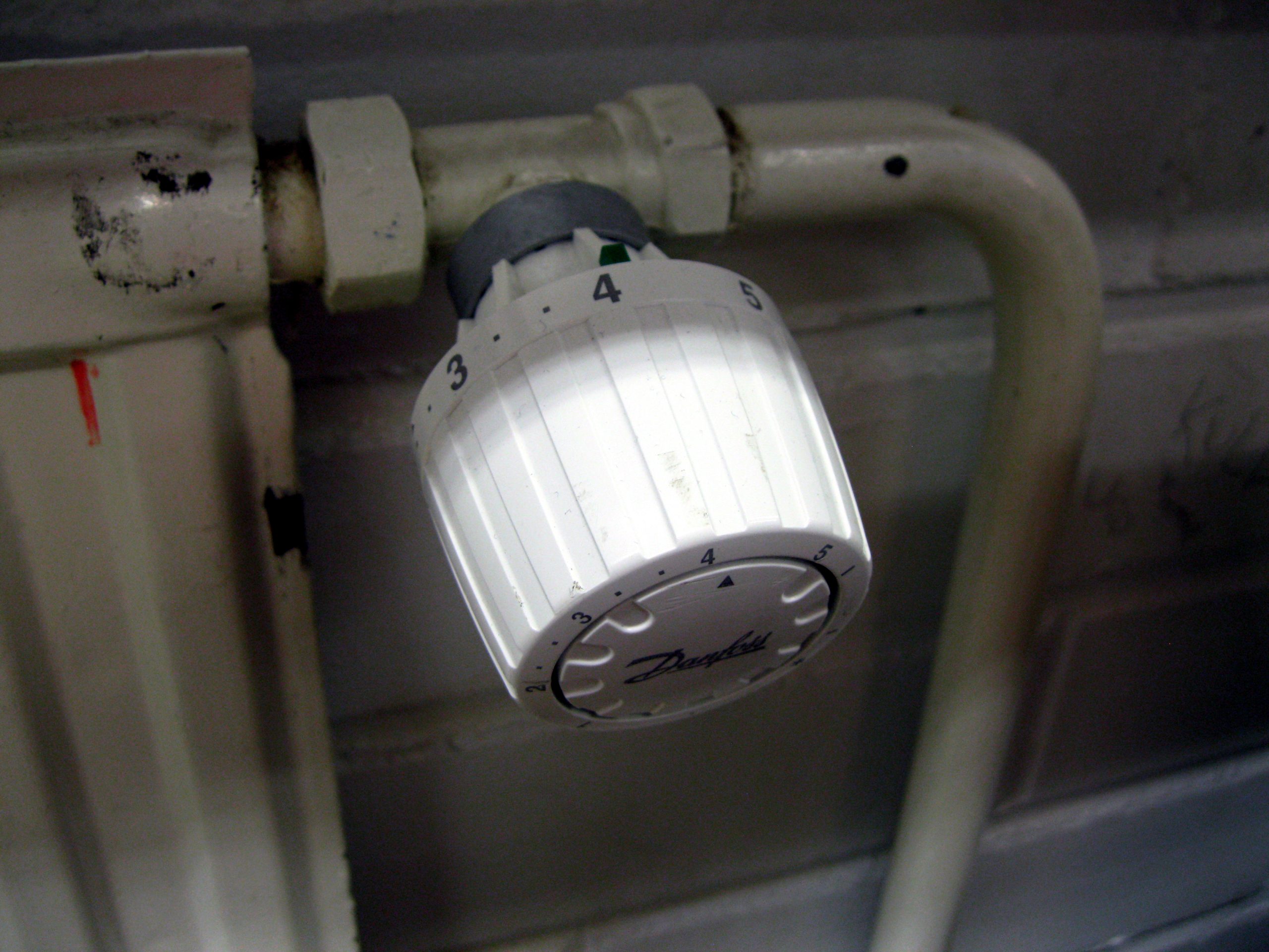Válvula termostática instalada en radiador para controlar la calefacción por habitación
