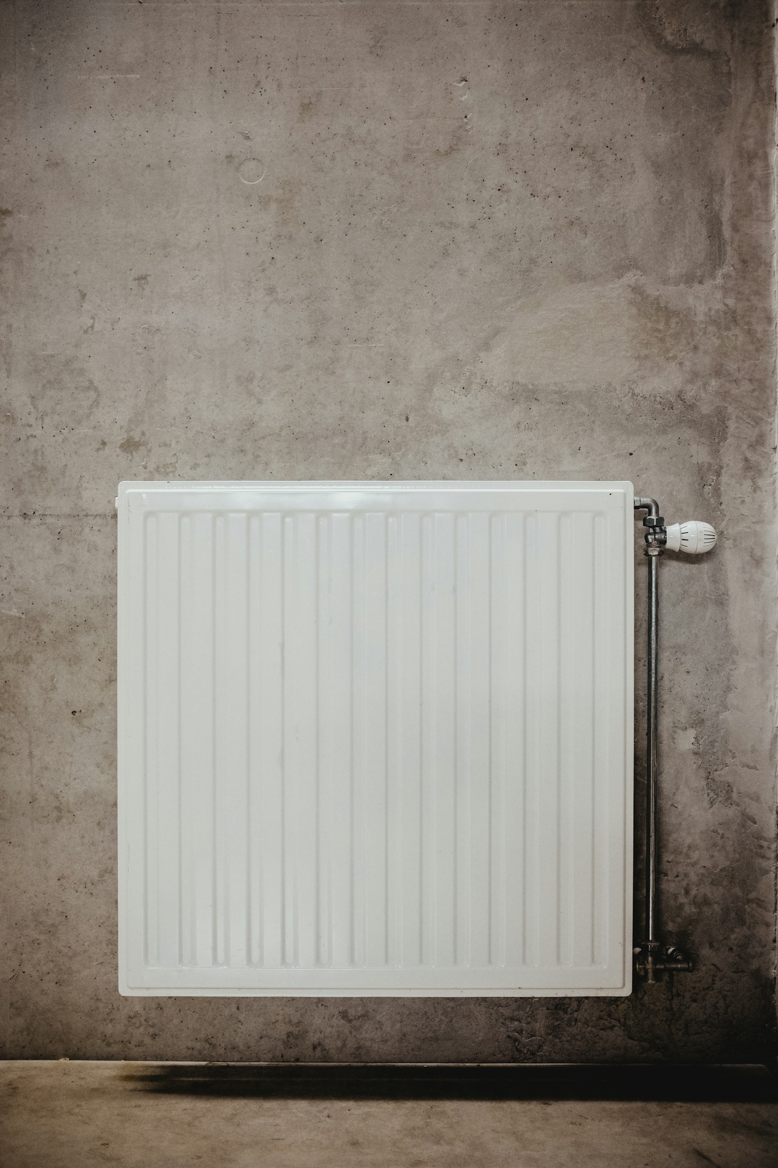 Radiador junto a una pared interior como referencia de calefacción en invierno