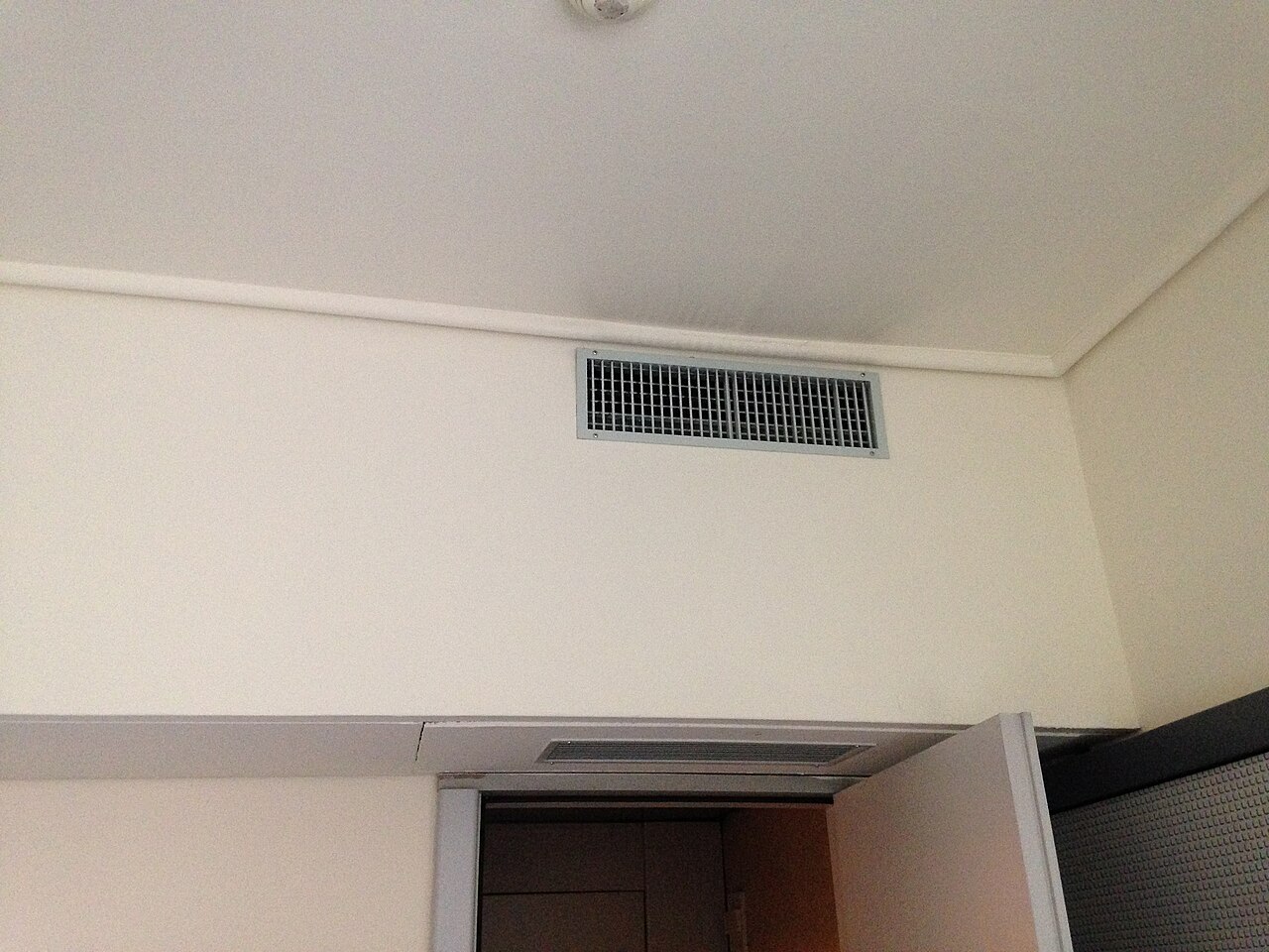 Habitación con aire acondicionado para protegerse durante olas de calor