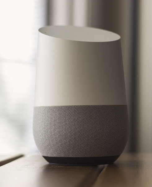 Altavoz inteligente sobre una mesa para calcular consumo eléctrico