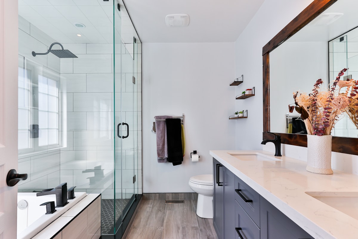 Baño moderno y elegante visto desde la entrada para representar la zona de agua caliente del hogar