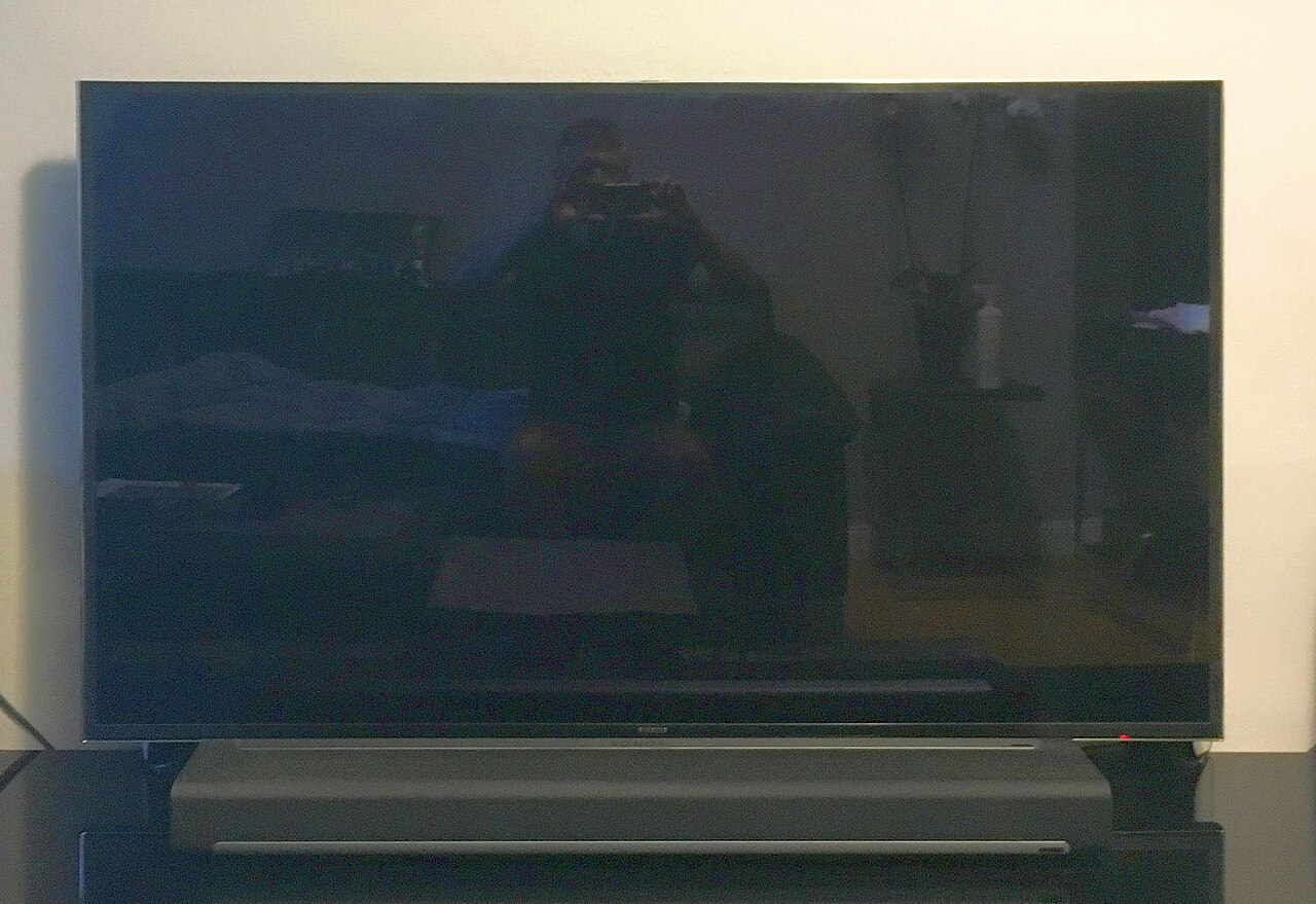 Barra de sonido bajo el televisor para calcular consumo eléctrico
