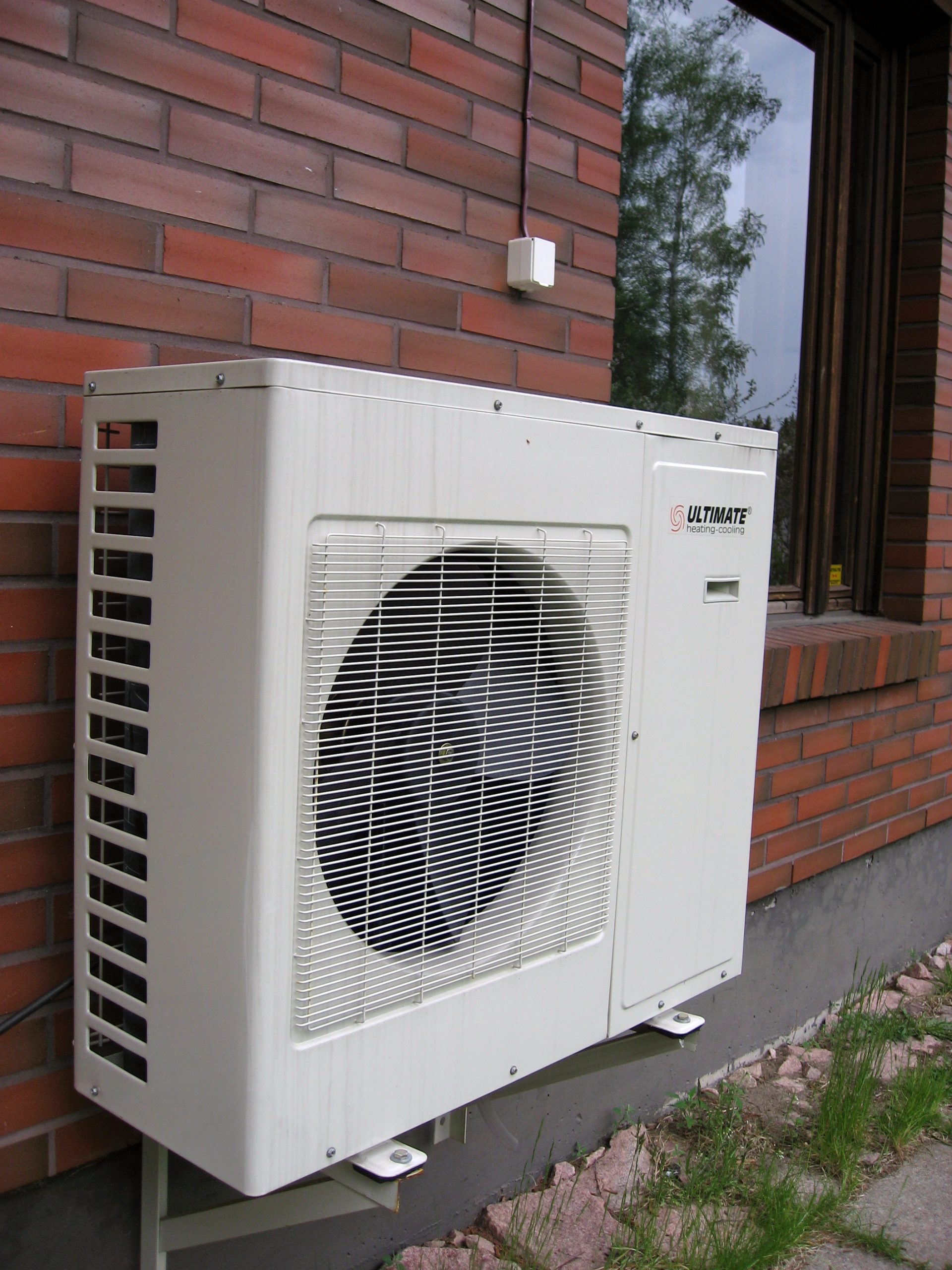 Unidad exterior de bomba de calor instalada en una vivienda