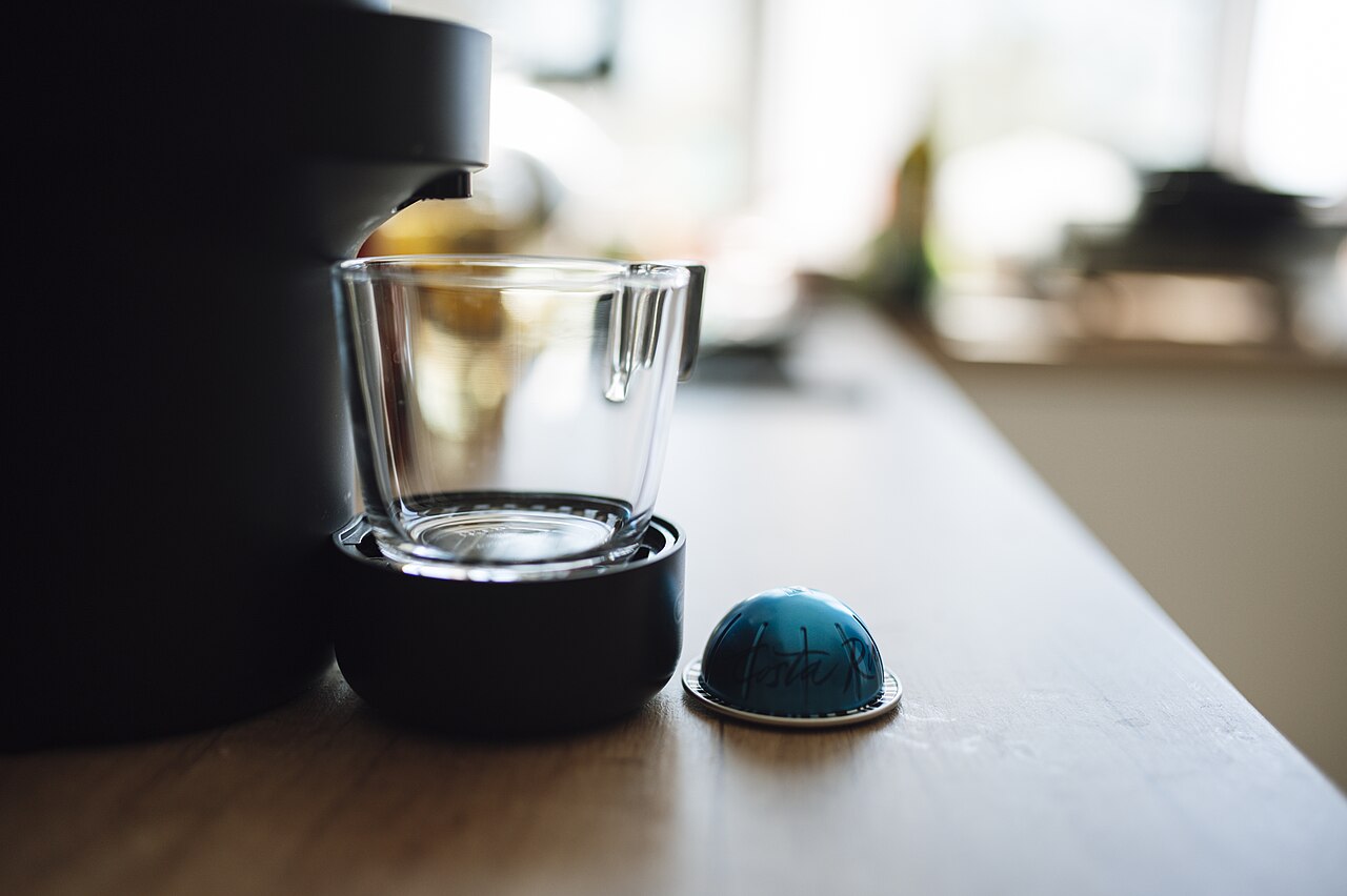 Cafetera de cápsulas para calcular consumo eléctrico por café
