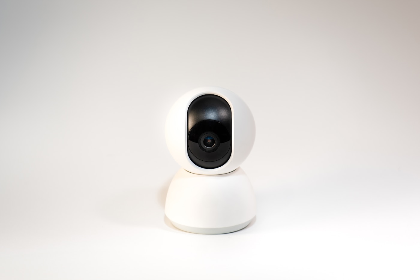 Cámara de seguridad WiFi interior sobre una superficie blanca