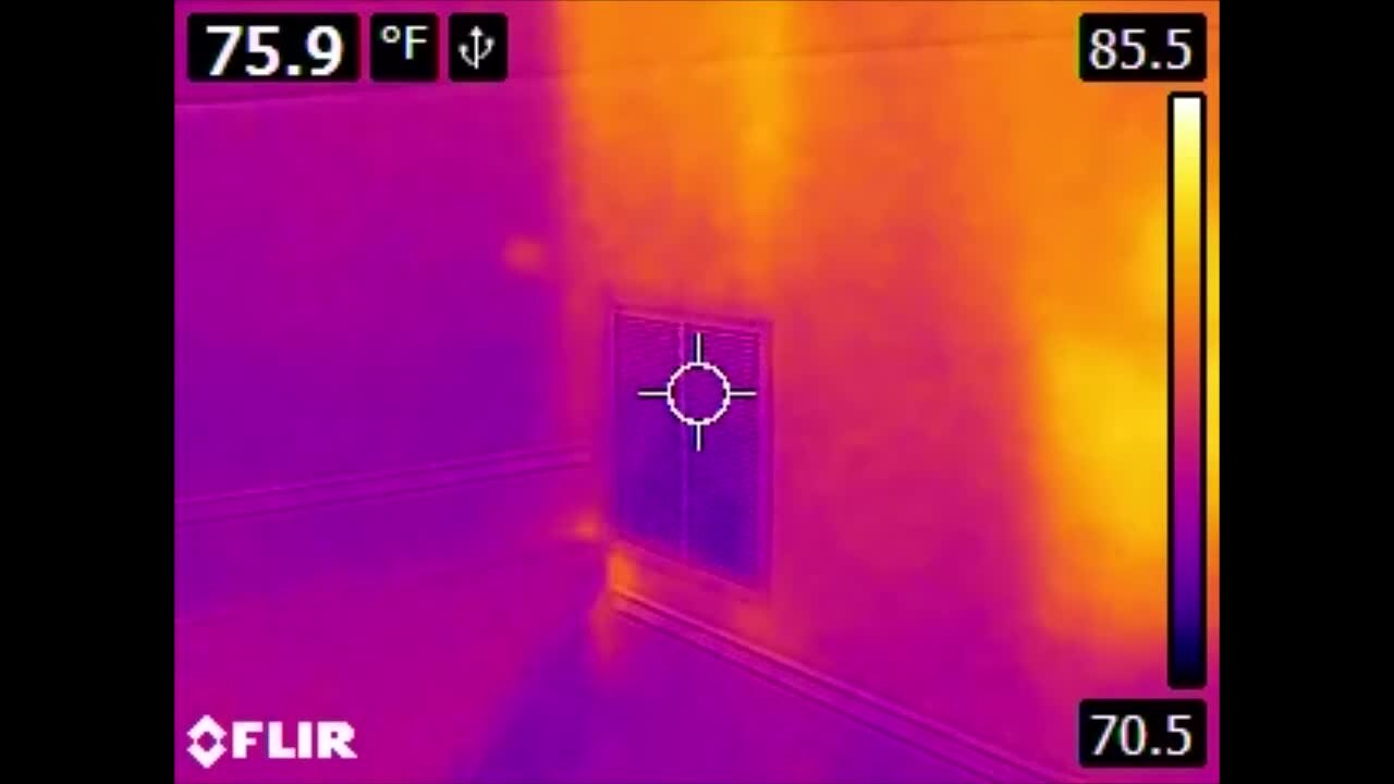 Cámara térmica usada para revisar pérdidas de calor en una vivienda