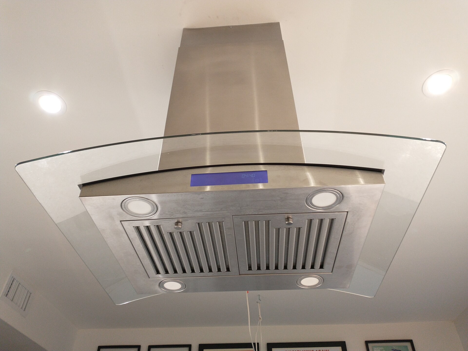 Campana extractora instalada sobre una cocina para ventilar humos, humedad y olores
