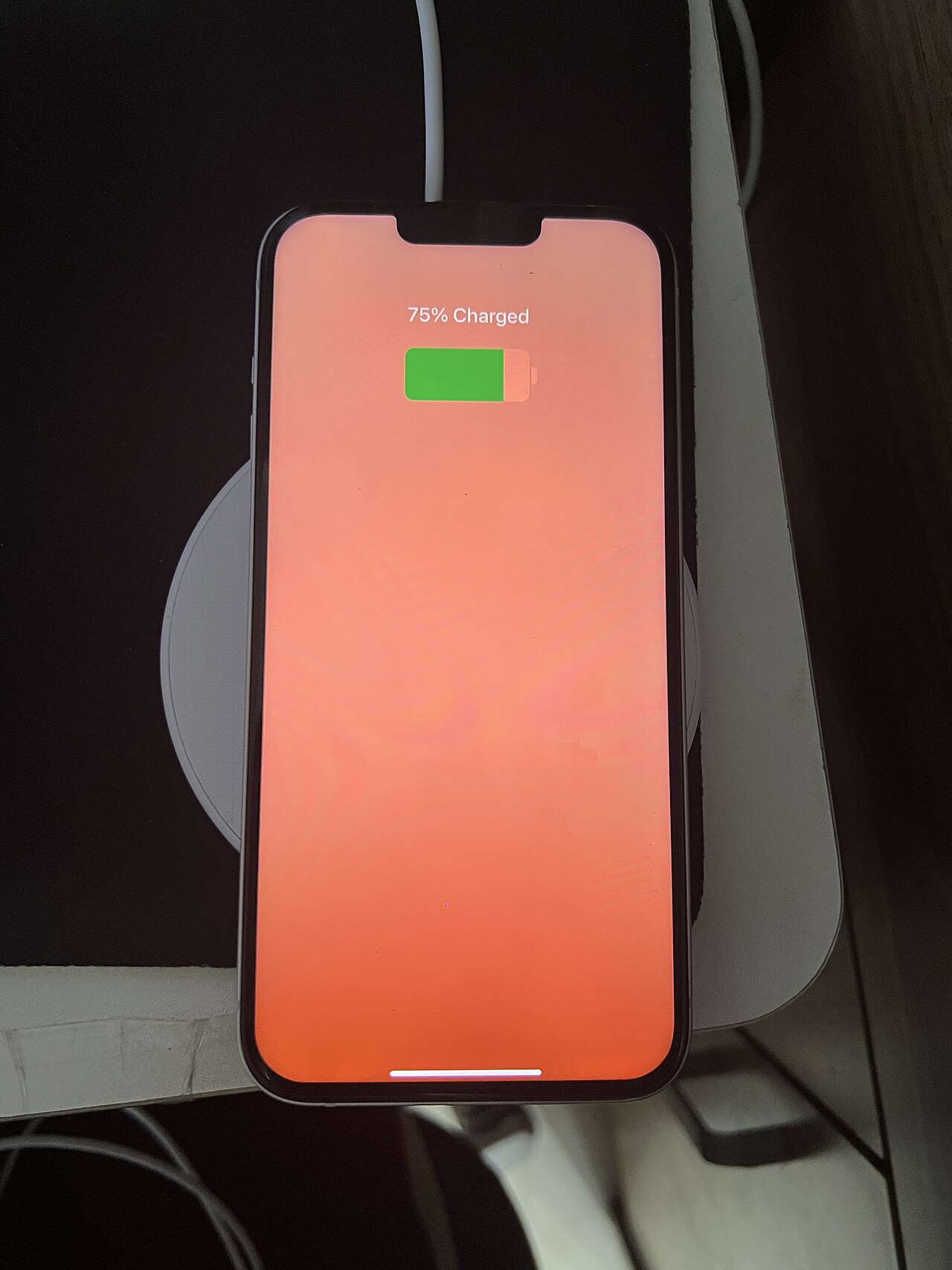 Móvil cargando en cargador inalámbrico para calcular consumo eléctrico