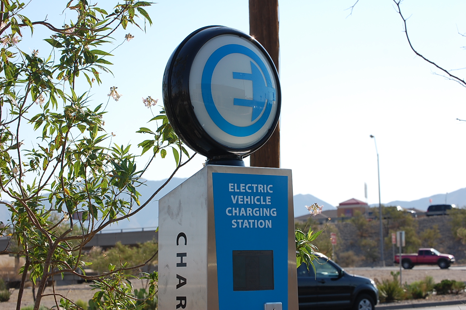 Coche eléctrico cargando para calcular consumo con cargador portátil doméstico