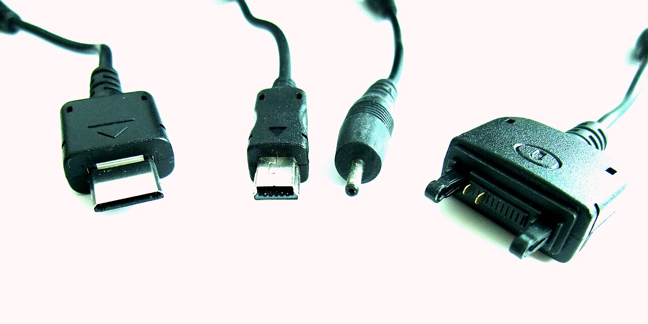 Cargadores de móvil enchufados para explicar su consumo sin teléfono conectado