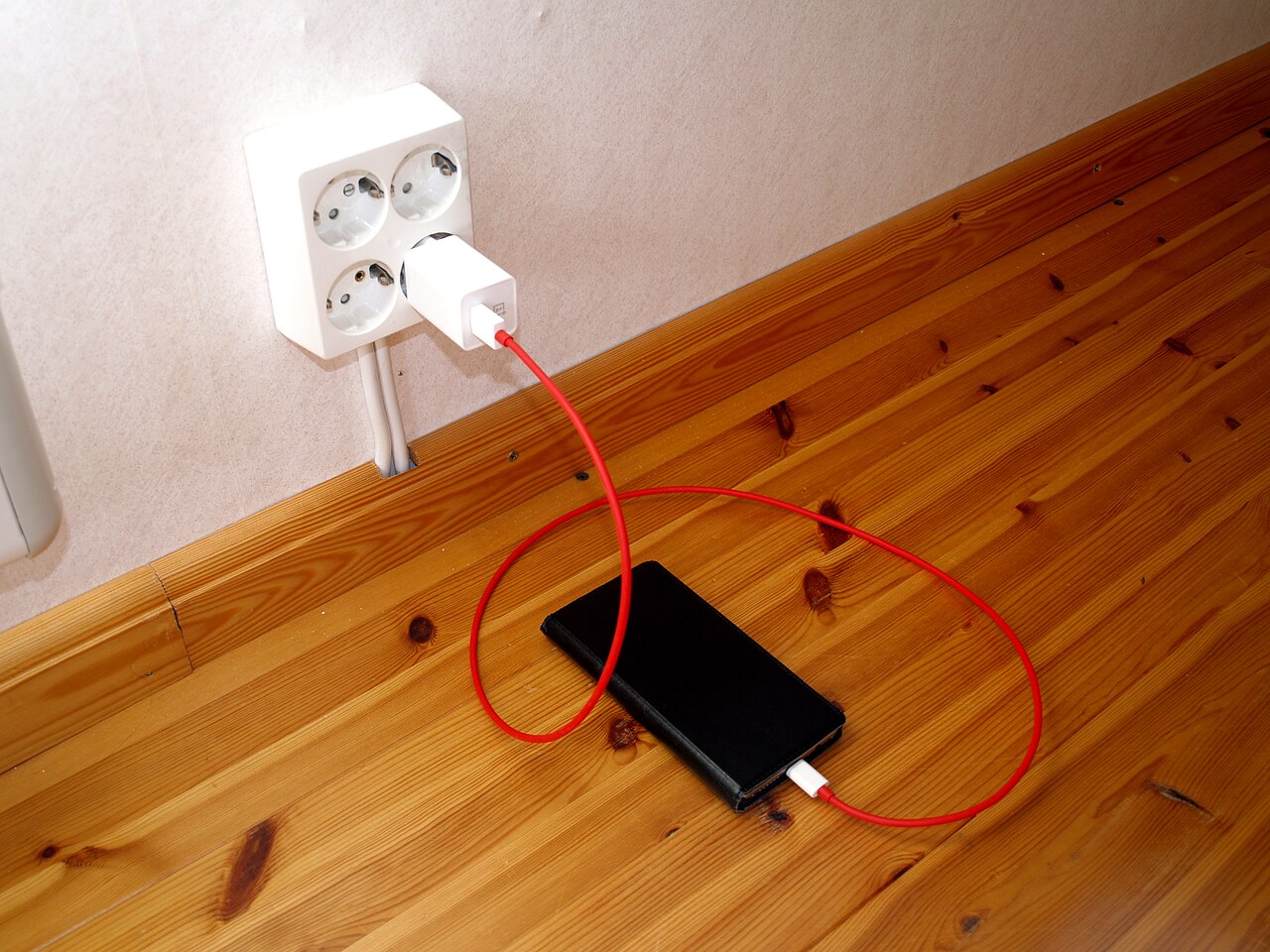 Teléfono móvil cargando para explicar cuánto gasta cargarlo toda la noche