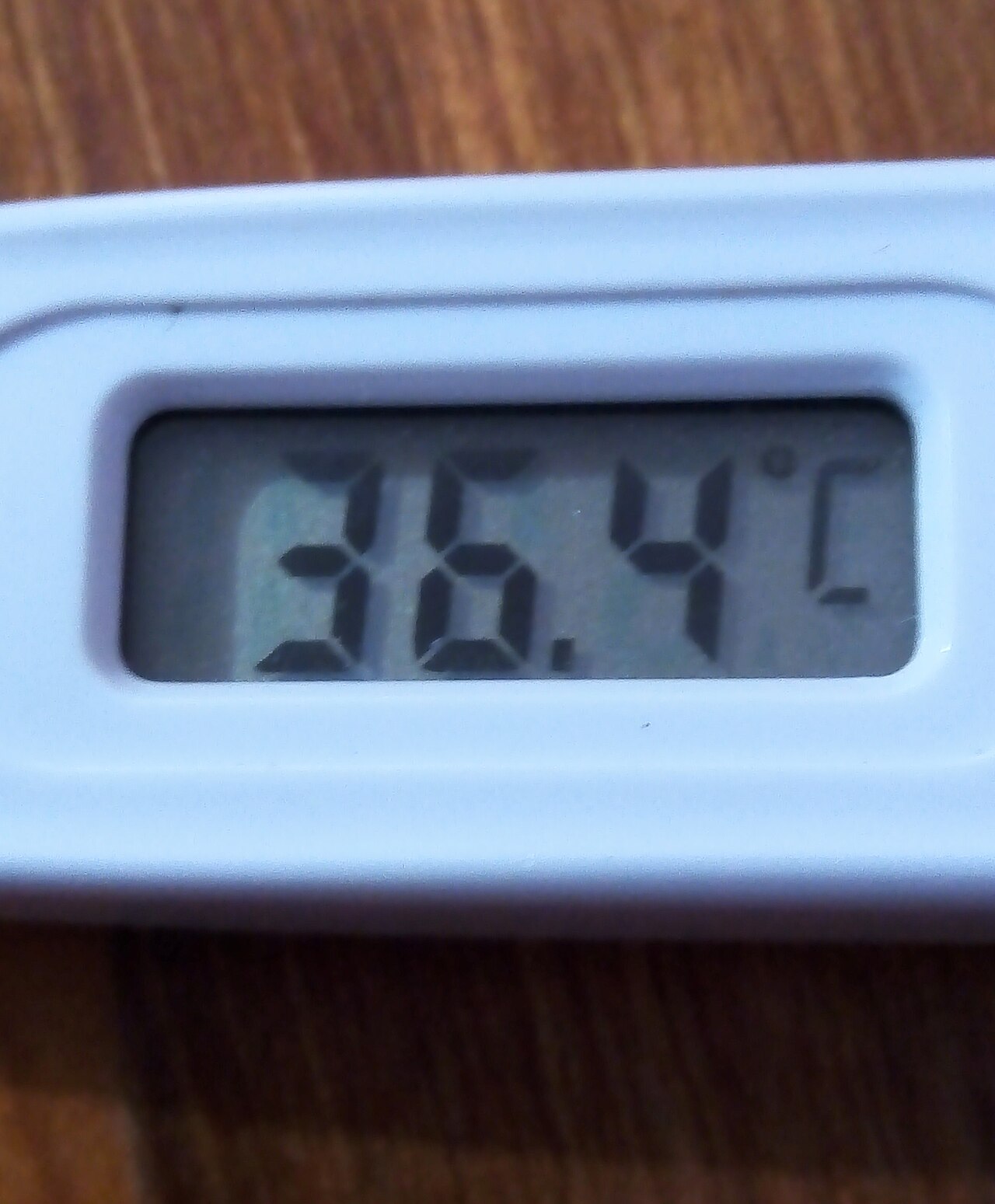 Temperatura interior alta durante una ola de calor en casa
