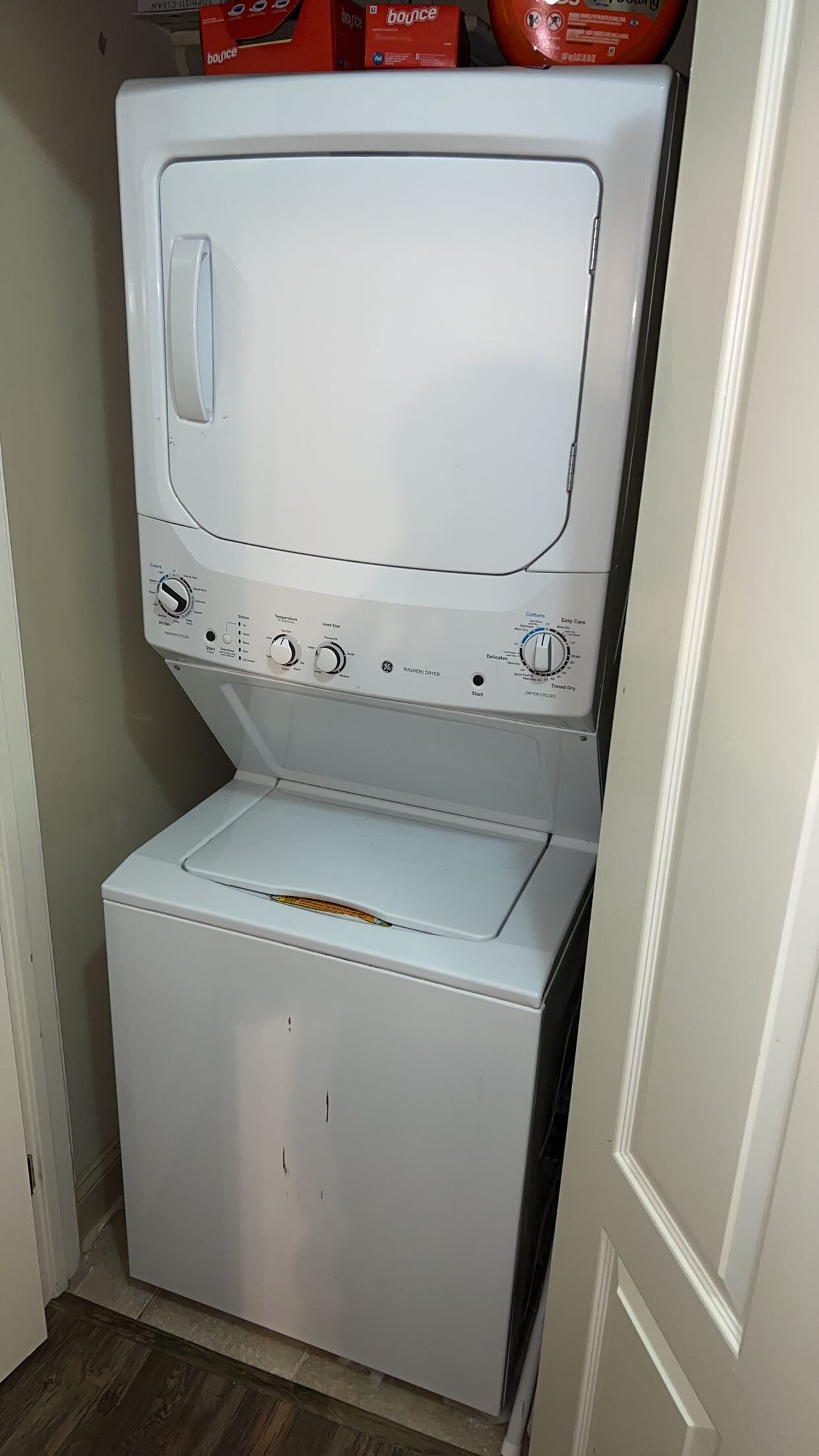 Lavadora y secadora para explicar cómo centrifugar más puede ahorrar luz al secar ropa