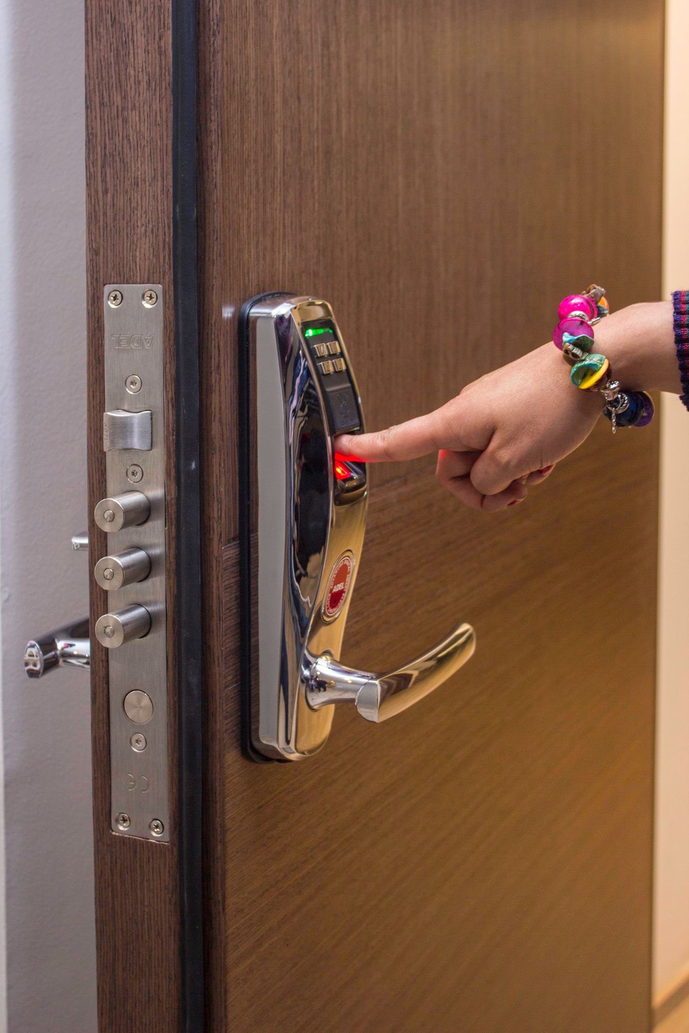 Persona usando una cerradura inteligente con lector de huella