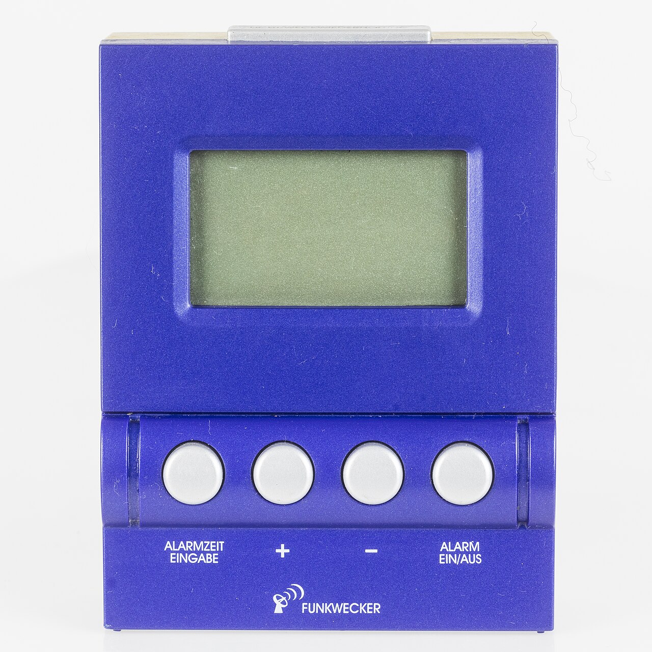 Despertador digital enchufado para calcular consumo eléctrico permanente
