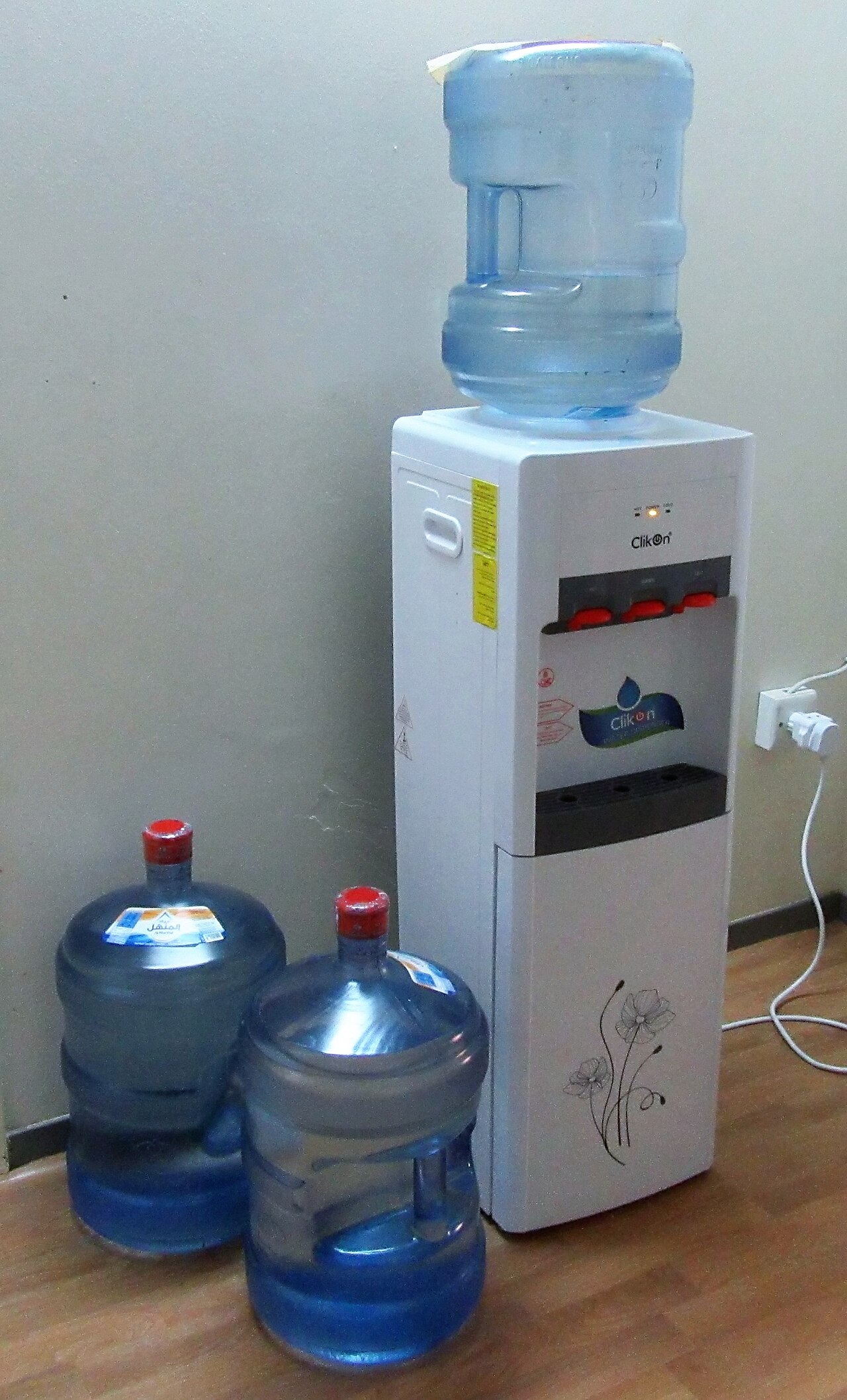 Dispensador de agua para comparar el consumo de agua fría y agua caliente
