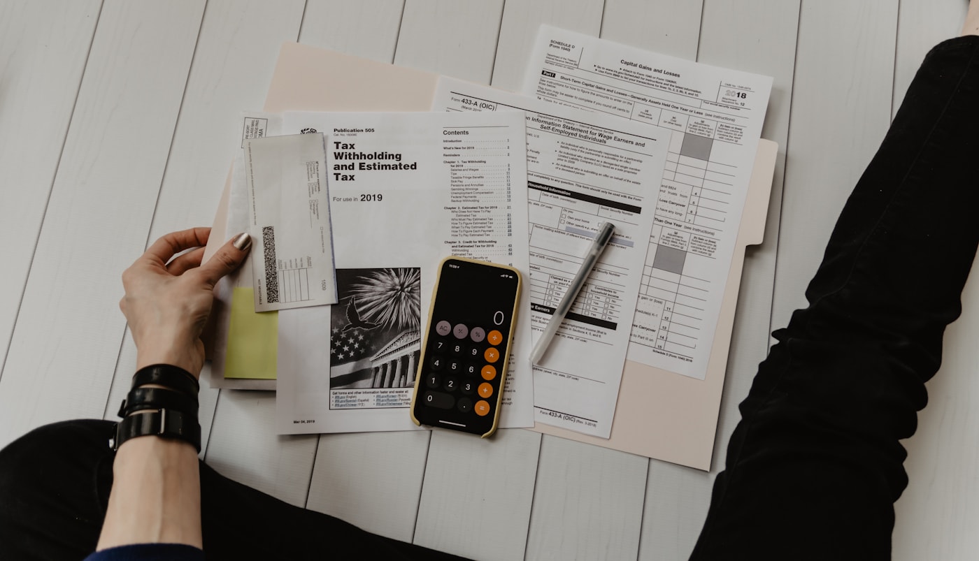 Persona revisando una factura de luz y calculando el consumo eléctrico