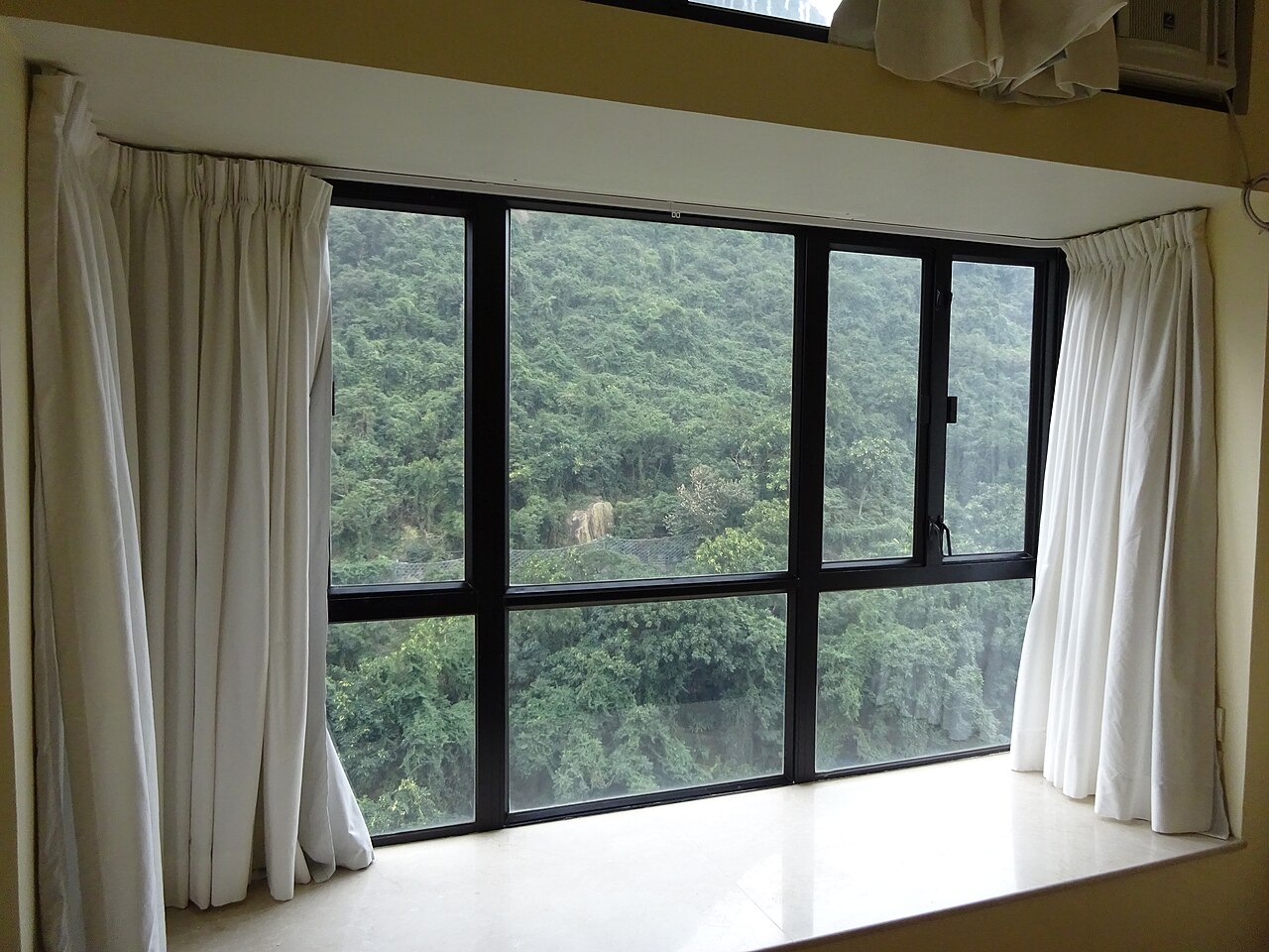 Ventana de salón para explicar el uso de film aislante en ventanas