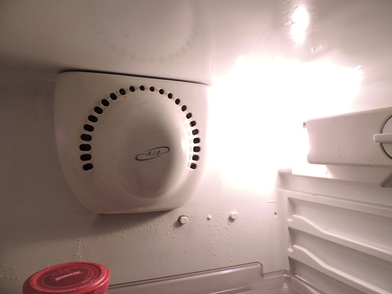 Frigorífico no frost abierto para calcular consumo eléctrico mensual