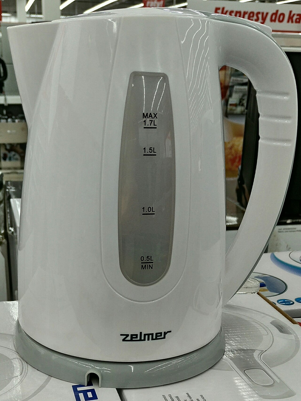 Hervidor eléctrico para comparar consumo con microondas al calentar agua