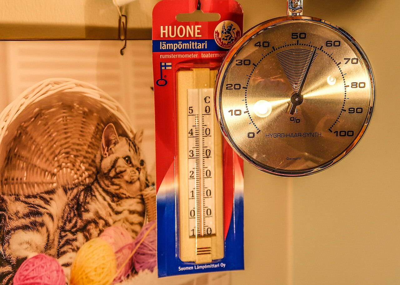 Medidor de humedad en una habitación para comprobar si hay exceso de humedad