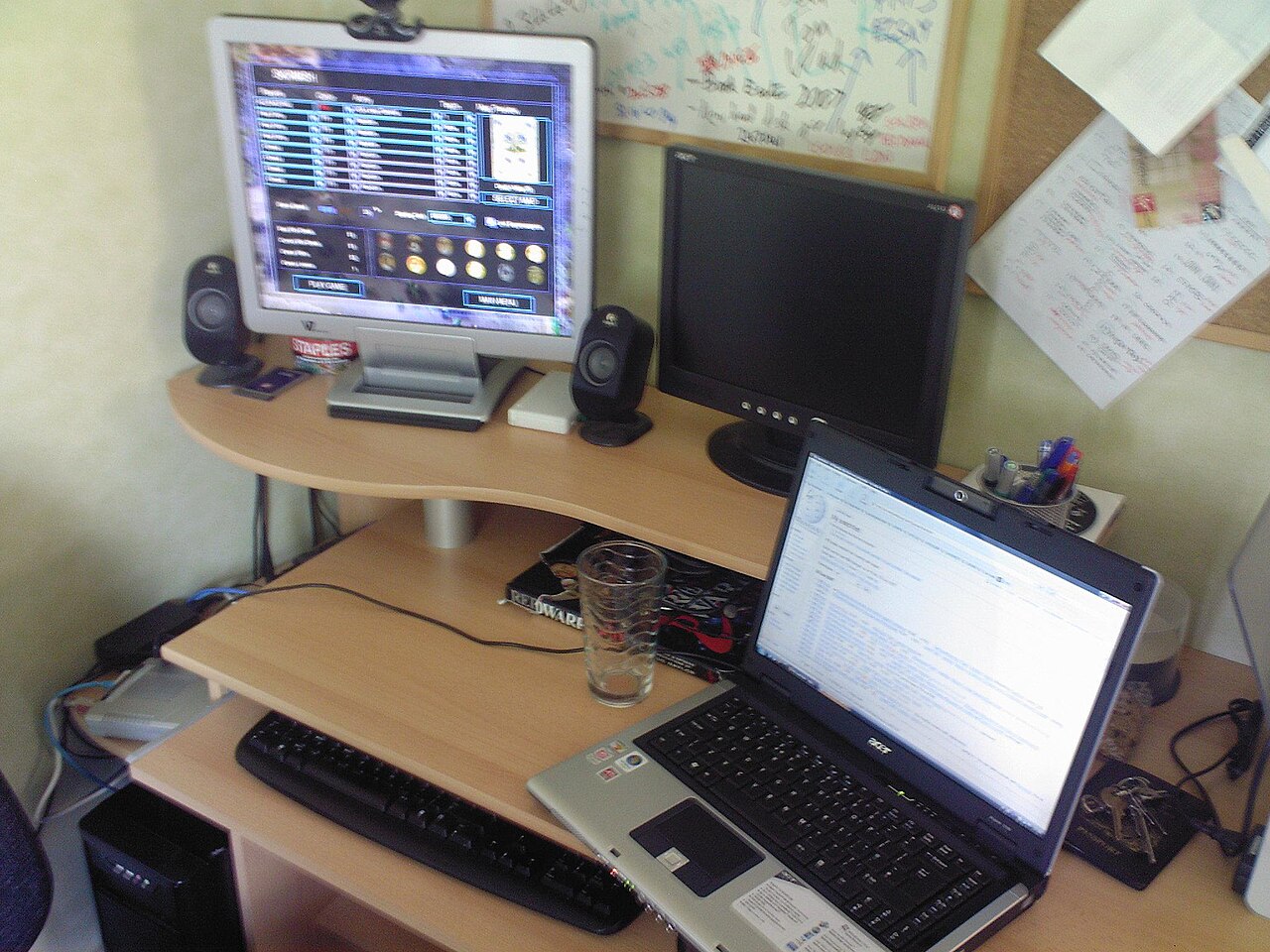 Escritorio con portátil y monitor para comparar consumo eléctrico al trabajar en casa